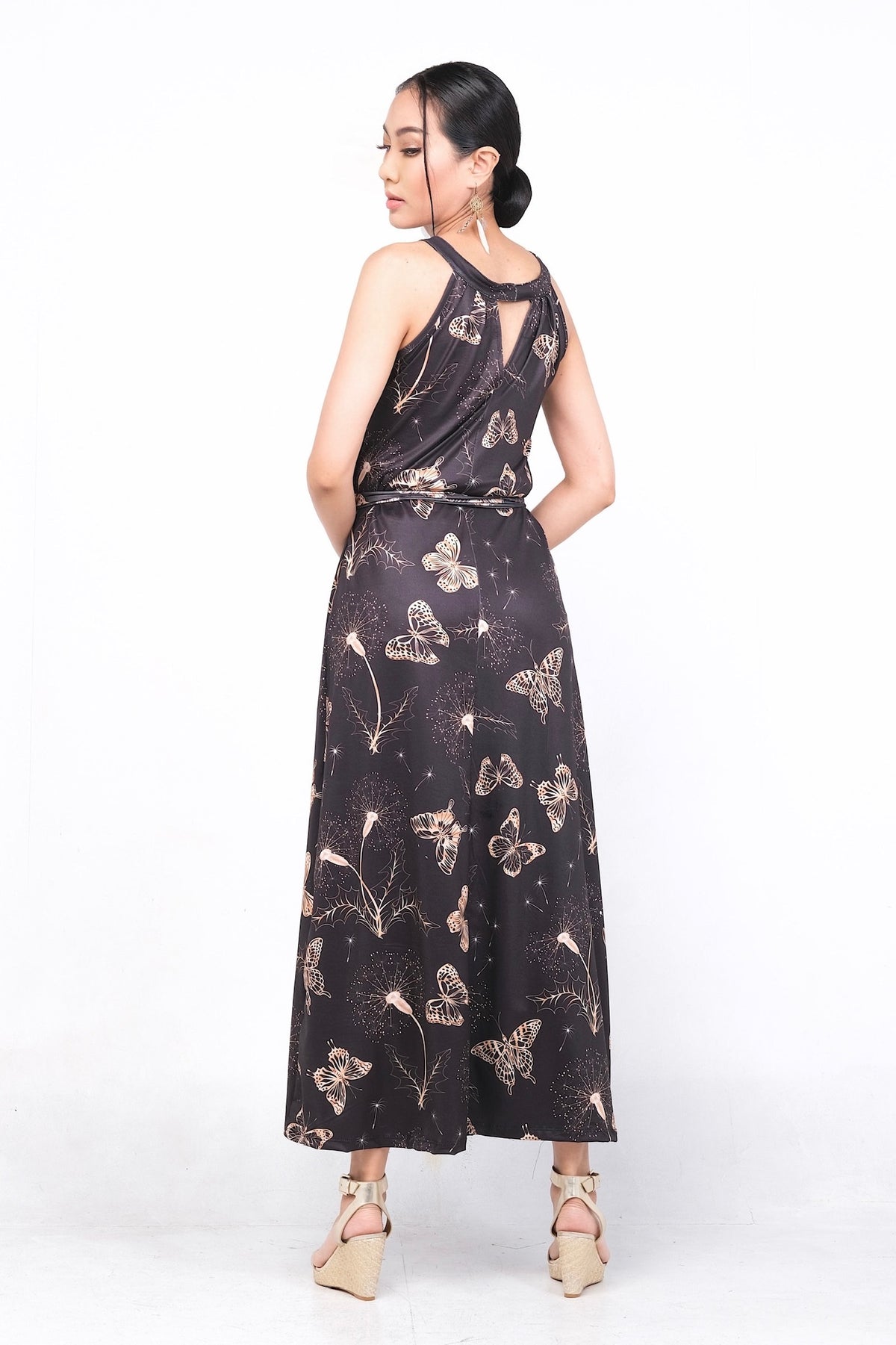 Robe Vanilya en polyester et spandex, de couleur noire avec un motif délicat de papillons et fleurs. Elle offre un ajustement parfait pour toutes les silhouettes. Elle est parfaite pour le printemps et l'été.