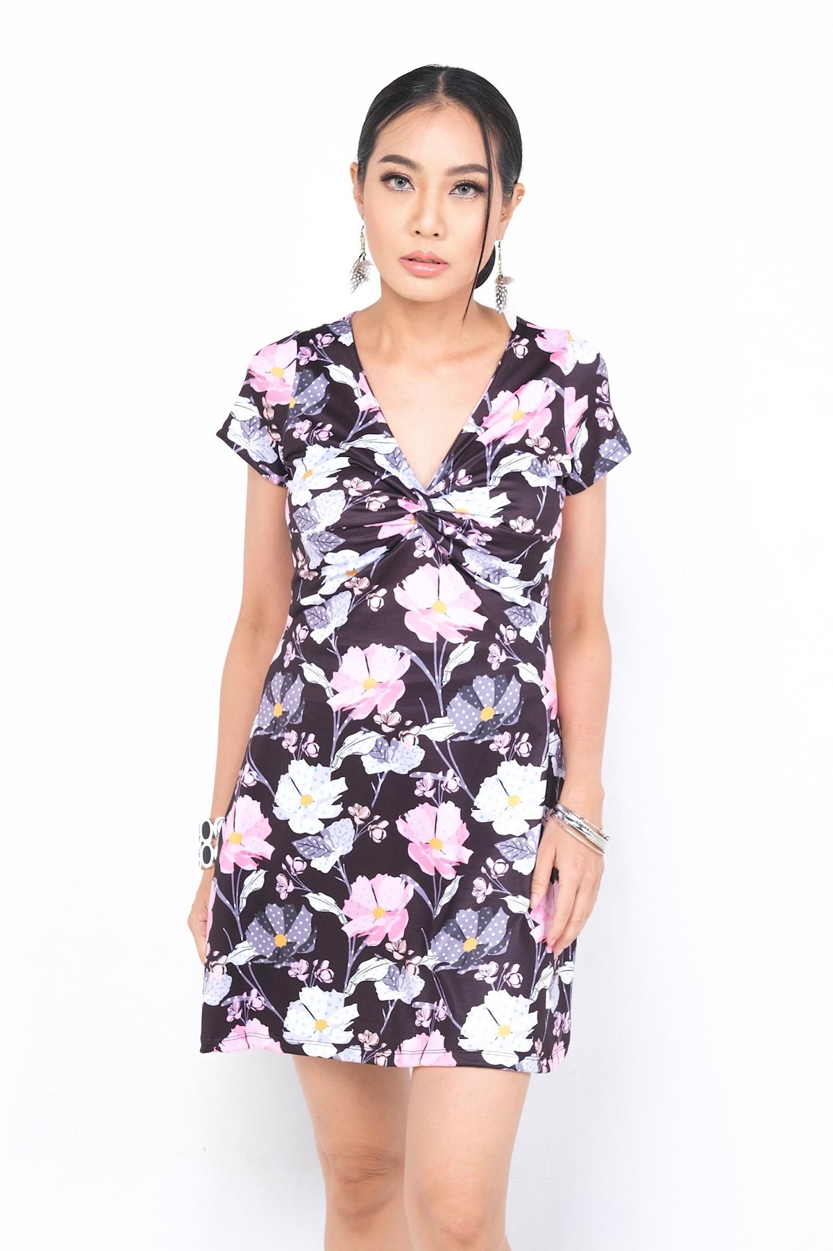 Robe Opaline en polyester et spandex, présentant un motif floral vibrant sur fond noir. Elle épouse toutes les formes avec élégance, parfaite pour une tenue décontractée ou sophistiquée.