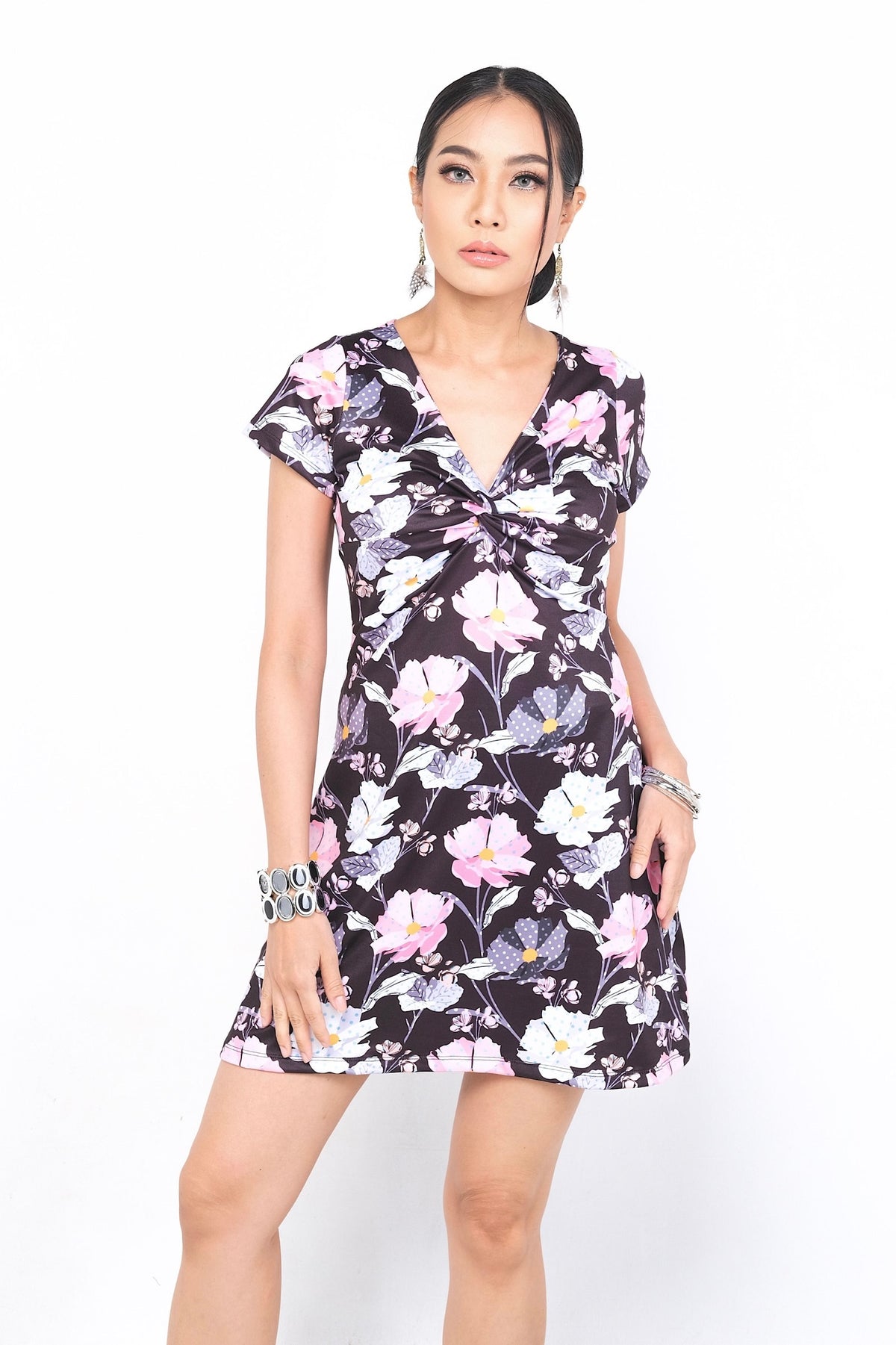 Robe Opaline en polyester et spandex, présentant un motif floral vibrant sur fond noir. Elle épouse toutes les formes avec élégance, parfaite pour une tenue décontractée ou sophistiquée.