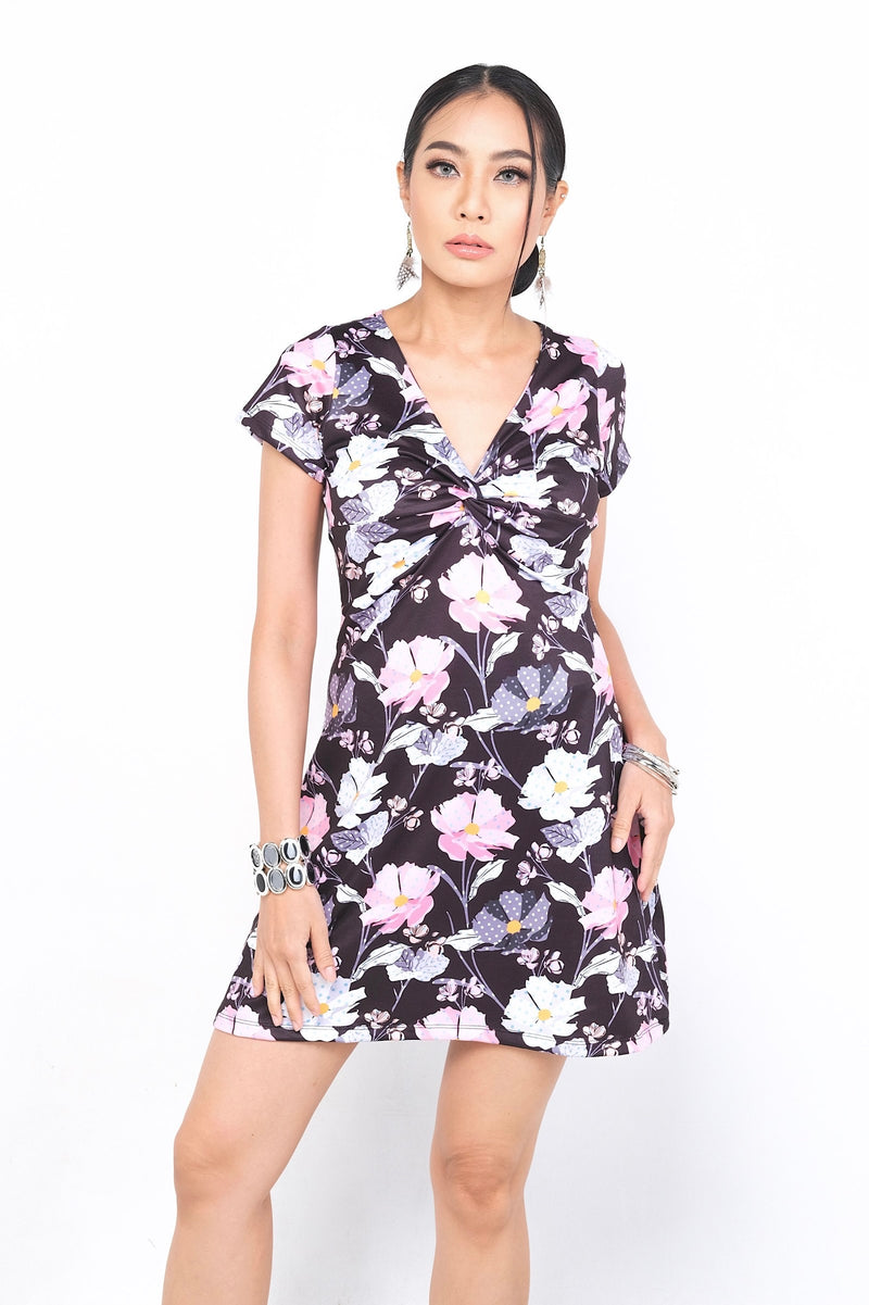 Robe Opaline en polyester et spandex, présentant un motif floral vibrant sur fond noir. Elle épouse toutes les formes avec élégance, parfaite pour une tenue décontractée ou sophistiquée.