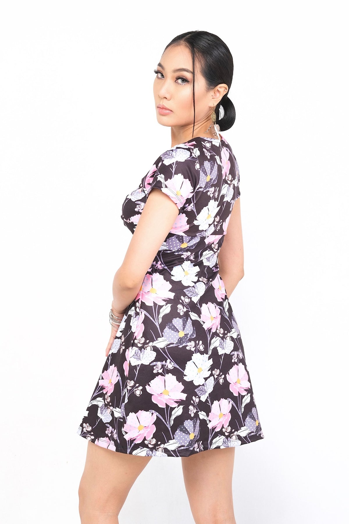 Robe Opaline en polyester et spandex, présentant un motif floral vibrant sur fond noir. Elle épouse toutes les formes avec élégance, parfaite pour une tenue décontractée ou sophistiquée.