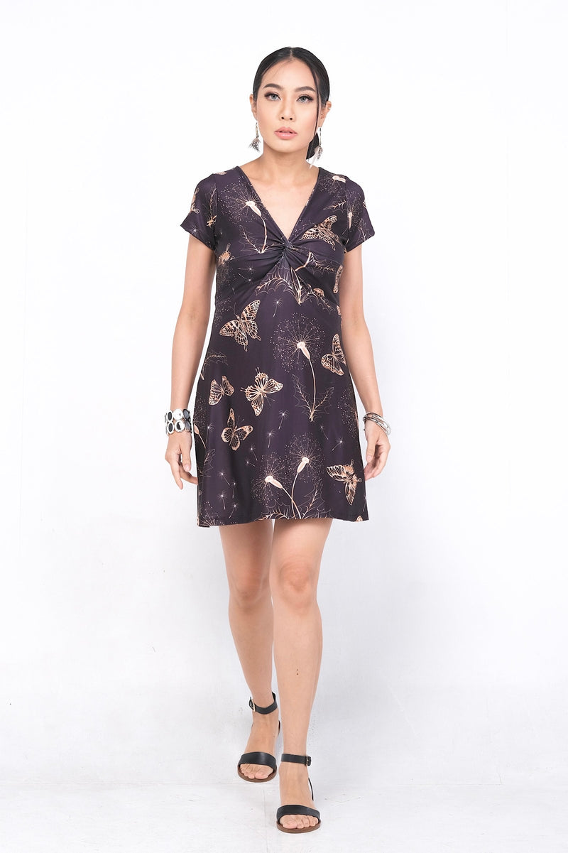 Robe Nolana en polyester et spandex, avec un motif délicat de papillons et de plantes sur fond noir, idéale pour une tenue printanière ou estivale élégante. Disponible sur Trop Belle Pour Toi.