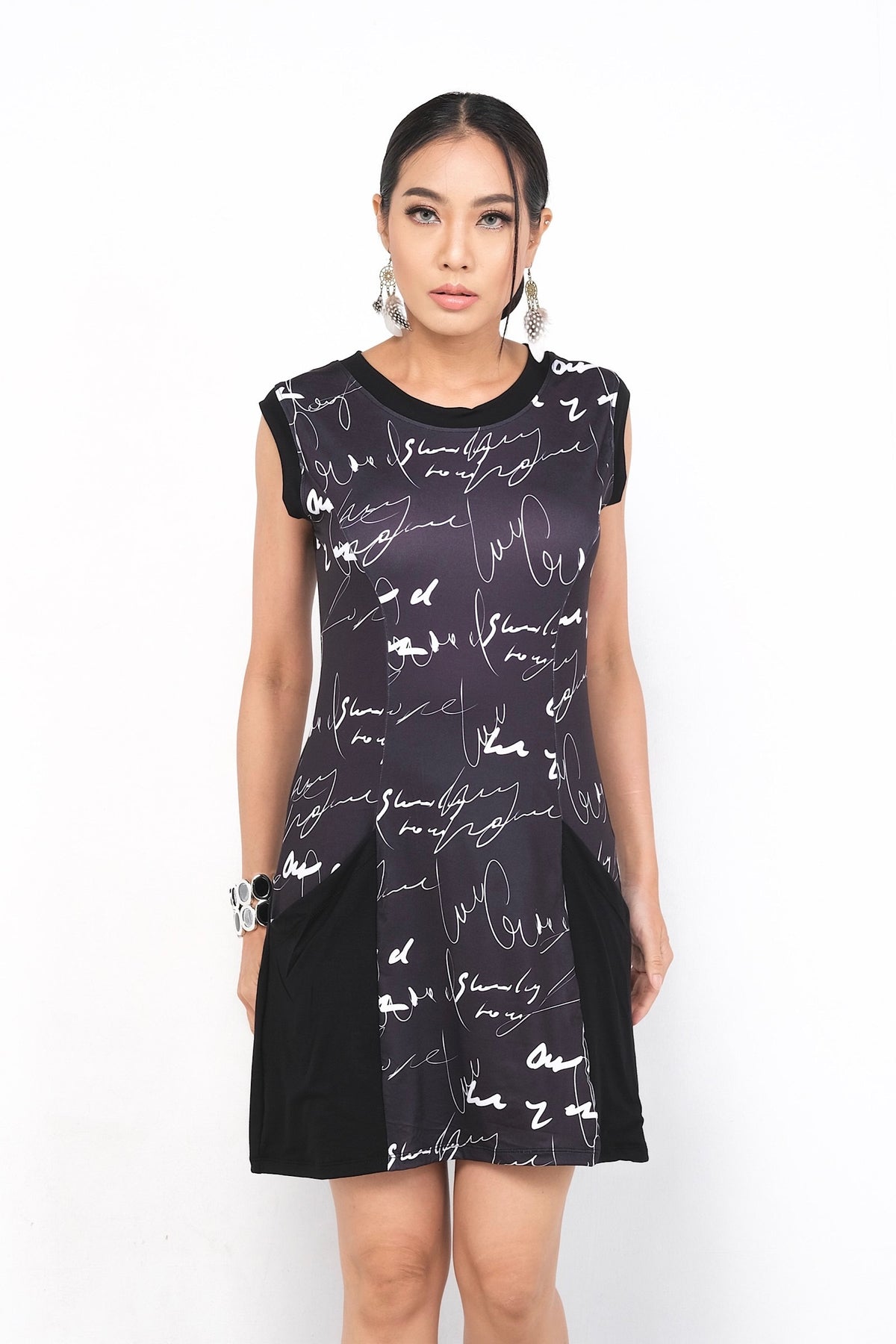 Robe Emarose en polyester et spandex avec un design unique d'écriture sur fond noir, alliant style et confort.