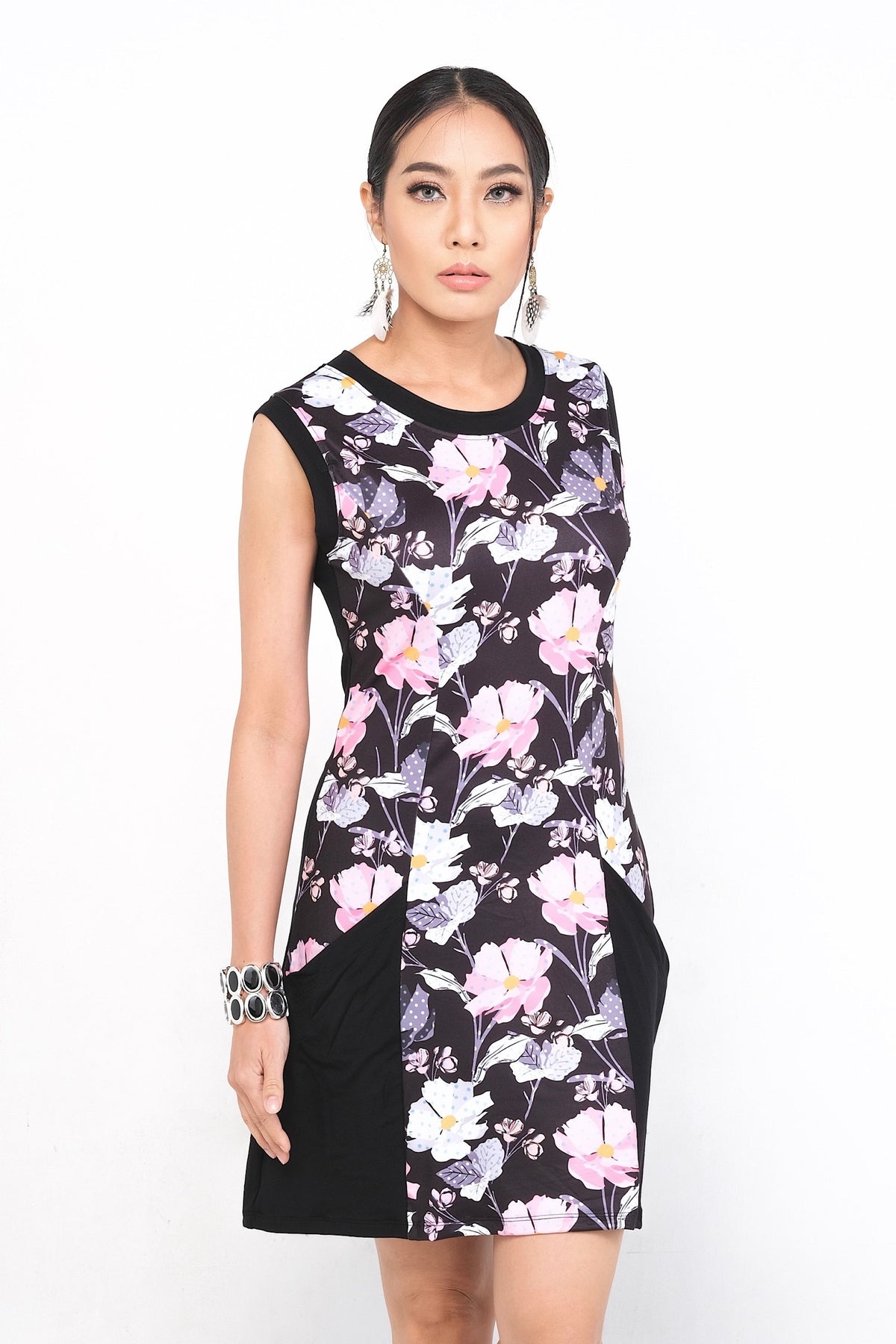 Robe Rosalinde à motif floral en noir et rose, fabriquée en polyester à l'avant et spandex à l'arrière, idéale pour diverses occasions.