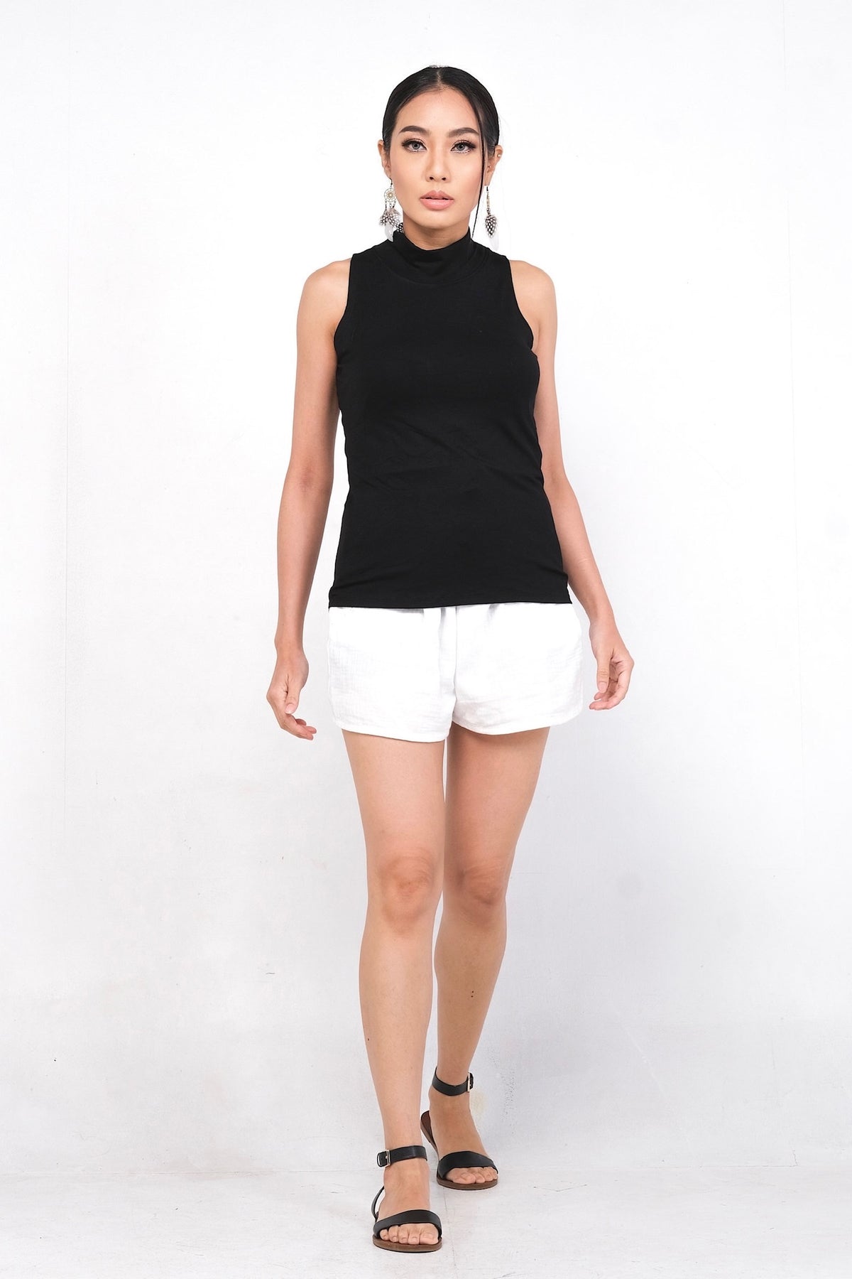 Camisole Paloma en rayonne et élasthanne, couleur kaki. Conception sans manches avec col montant pour une élégance décontractée. Idéale pour les journées chaudes ou comme couche de base polyvalente.