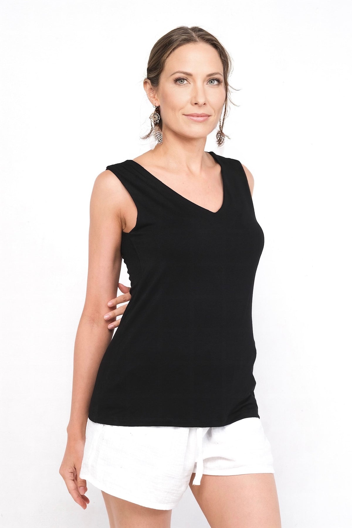 Camisole Lilya en rayonne et élasthanne, de couleur verte kaki. Style confortable et fluide, parfait pour les jours chauds de printemps et d'été. Disponible sur Trop Belle Pour Toi.