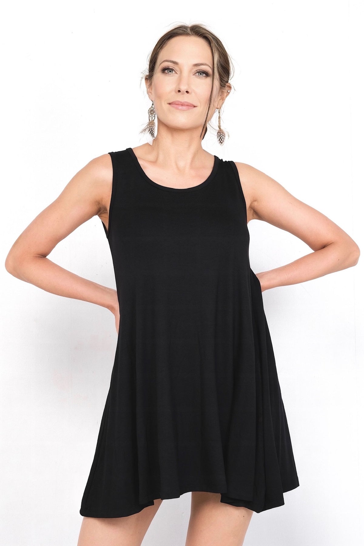 Tunique Erica en rayonne noire, ample et fluide, idéale pour un confort optimal tout au long de la journée. Son design sans manches et sa coupe évasée en font une pièce parfaite pour les journées chaudes d'été.