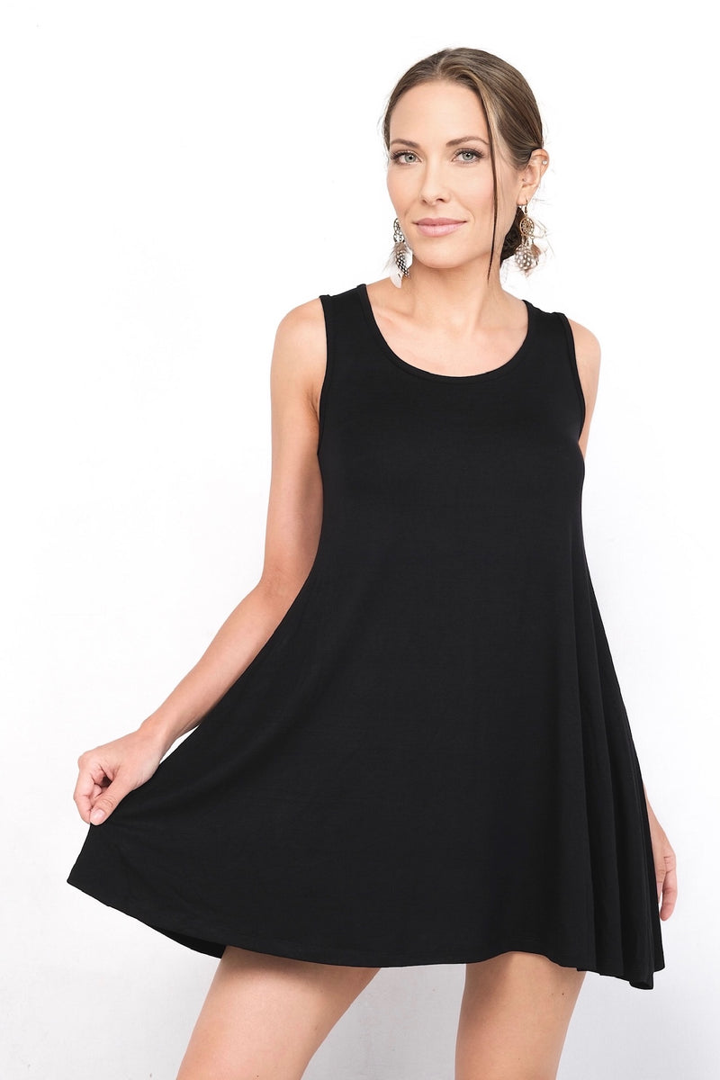 Tunique Erica en rayonne noire, ample et fluide, idéale pour un confort optimal tout au long de la journée. Son design sans manches et sa coupe évasée en font une pièce parfaite pour les journées chaudes d'été.