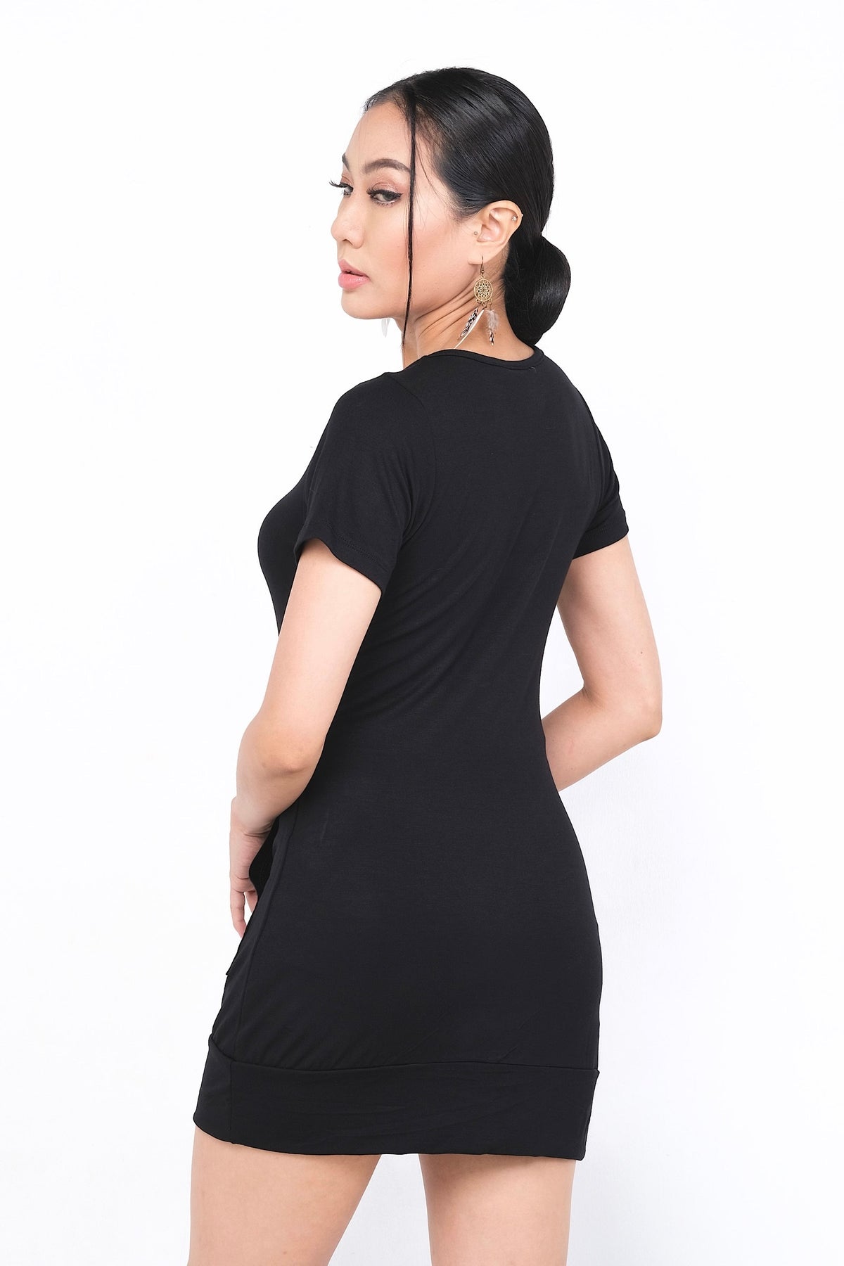 Robe Ophelianne noire en rayonne, coupe flatteuse pour toutes les silhouettes, parfaite pour des occasions décontractées ou chics.