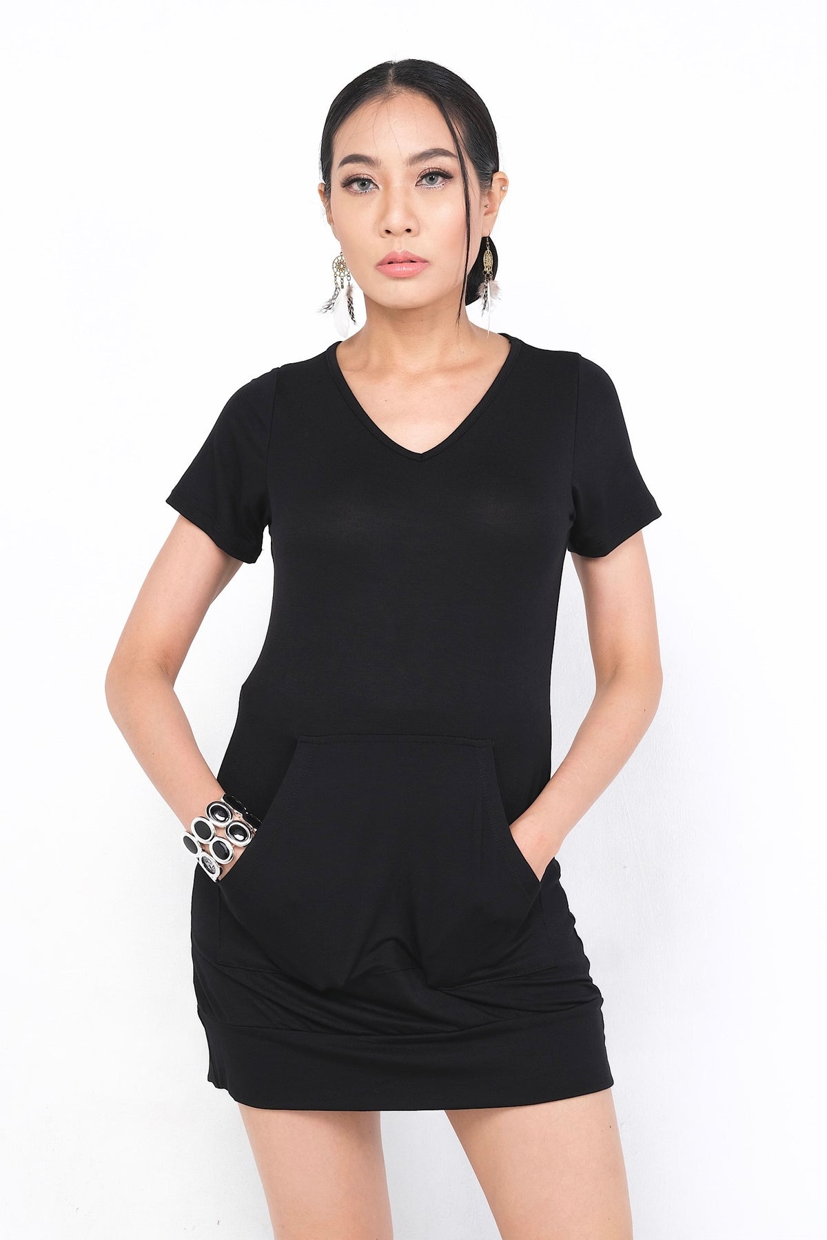 Robe Ophelianne noire en rayonne, coupe flatteuse pour toutes les silhouettes, parfaite pour des occasions décontractées ou chics.