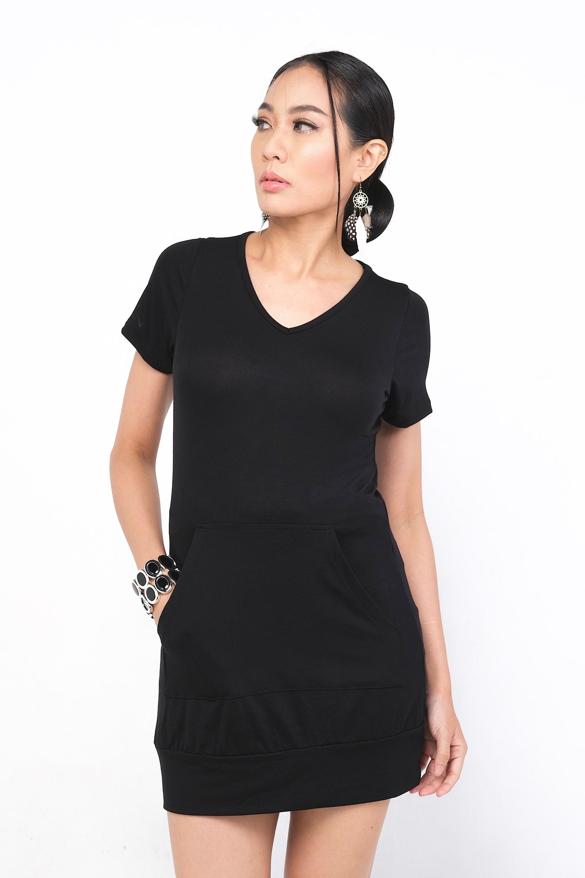 Robe Ophelianne noire en rayonne, coupe flatteuse pour toutes les silhouettes, parfaite pour des occasions décontractées ou chics.