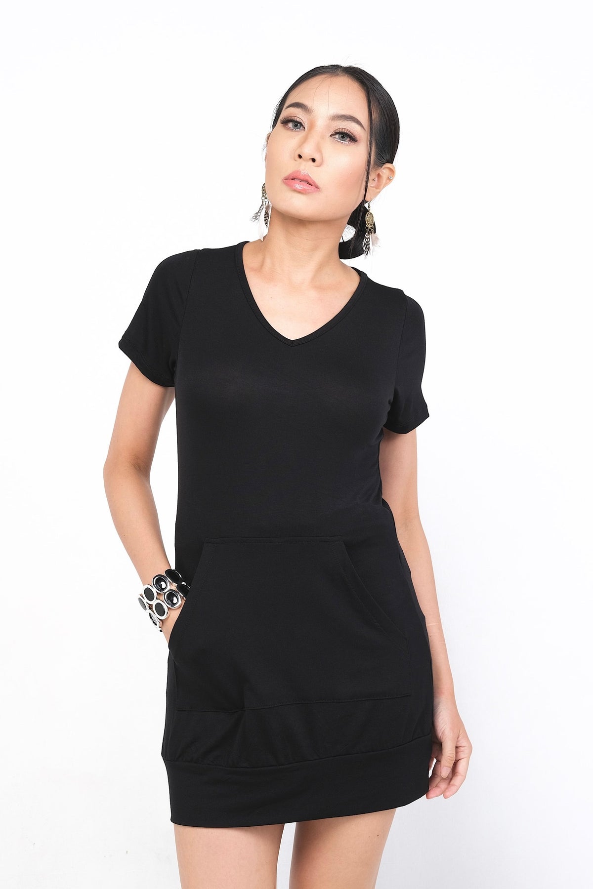 Robe Ophelianne noire en rayonne, coupe flatteuse pour toutes les silhouettes, parfaite pour des occasions décontractées ou chics.