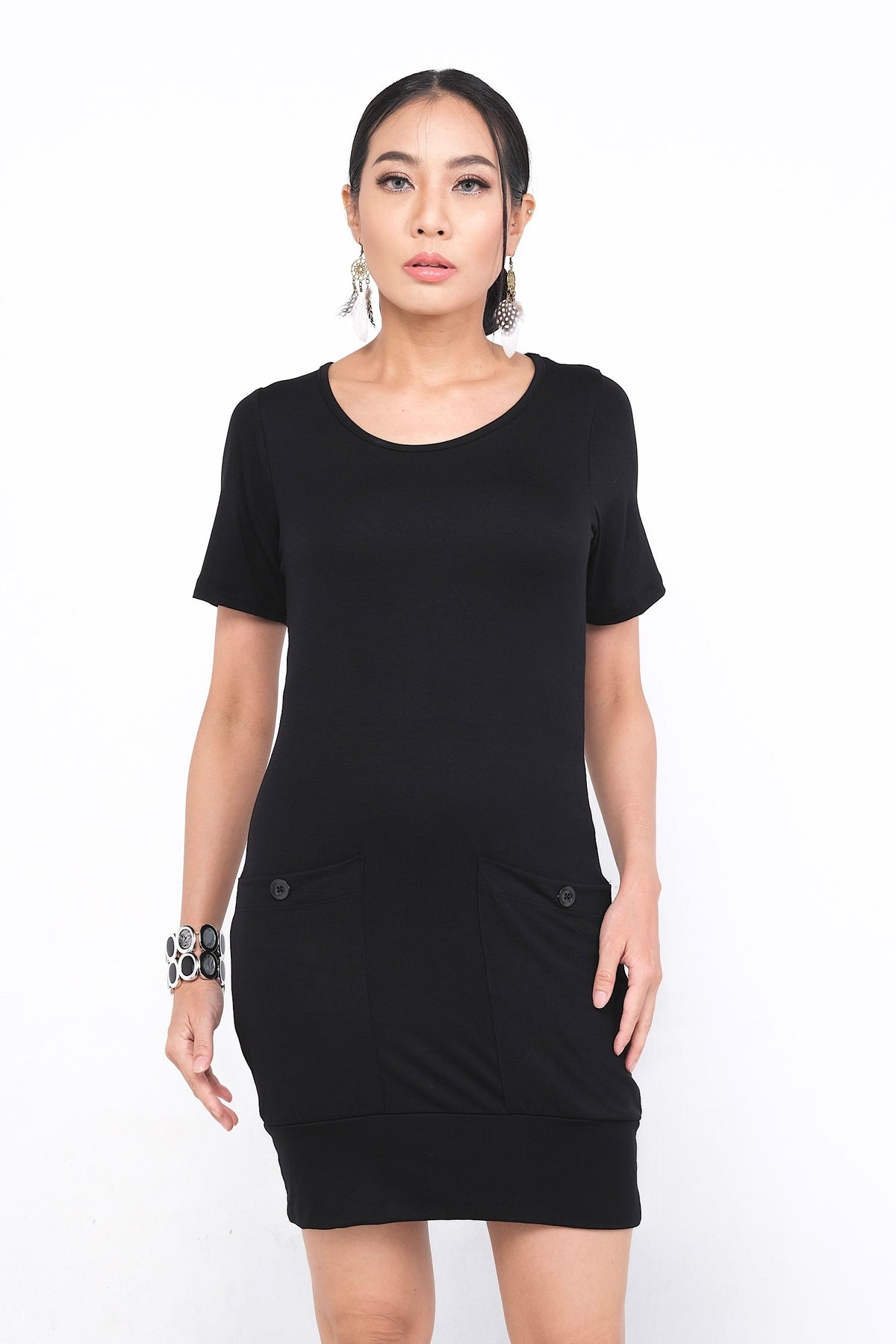Robe Sylvianne en rayonne noire, simple et élégante, avec poches latérales pratiques, idéale pour un usage quotidien ou des occasions décontractées.