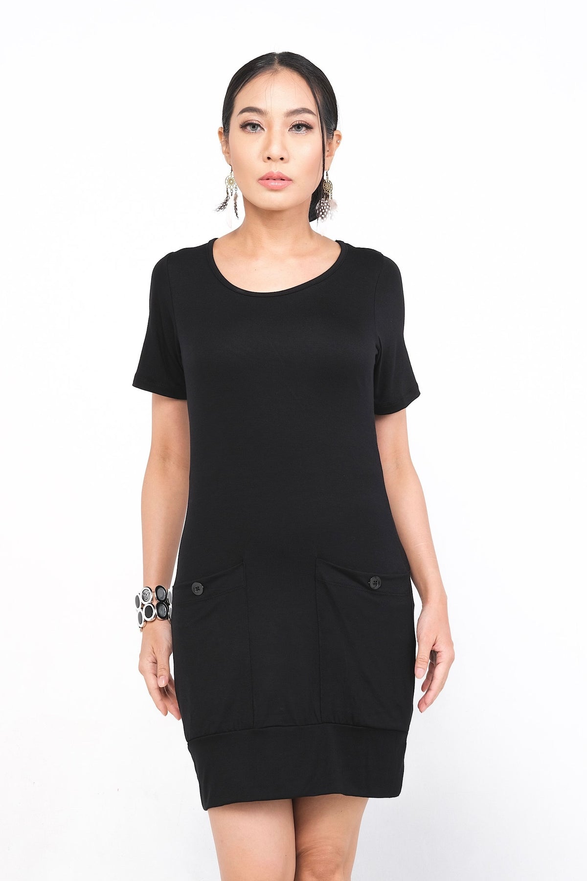 Robe Sylvianne en rayonne noire, simple et élégante, avec poches latérales pratiques, idéale pour un usage quotidien ou des occasions décontractées.