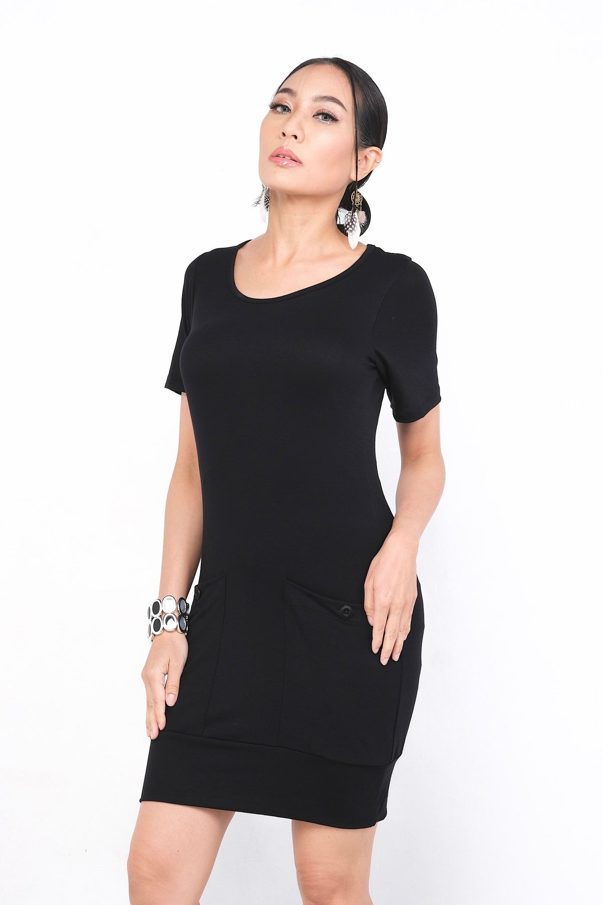 Robe Sylvianne en rayonne noire, simple et élégante, avec poches latérales pratiques, idéale pour un usage quotidien ou des occasions décontractées.