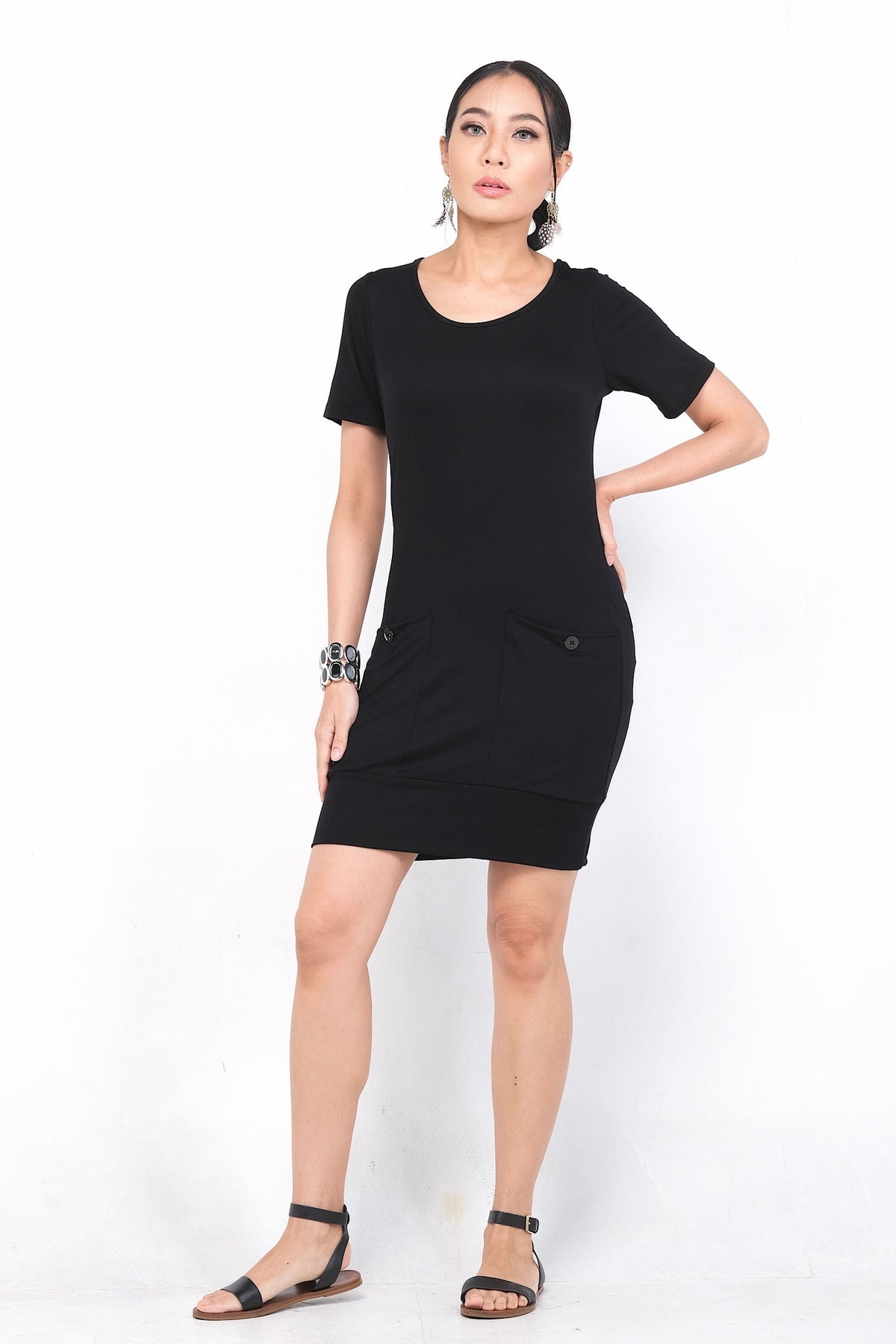 Robe Sylvianne en rayonne noire, simple et élégante, avec poches latérales pratiques, idéale pour un usage quotidien ou des occasions décontractées.
