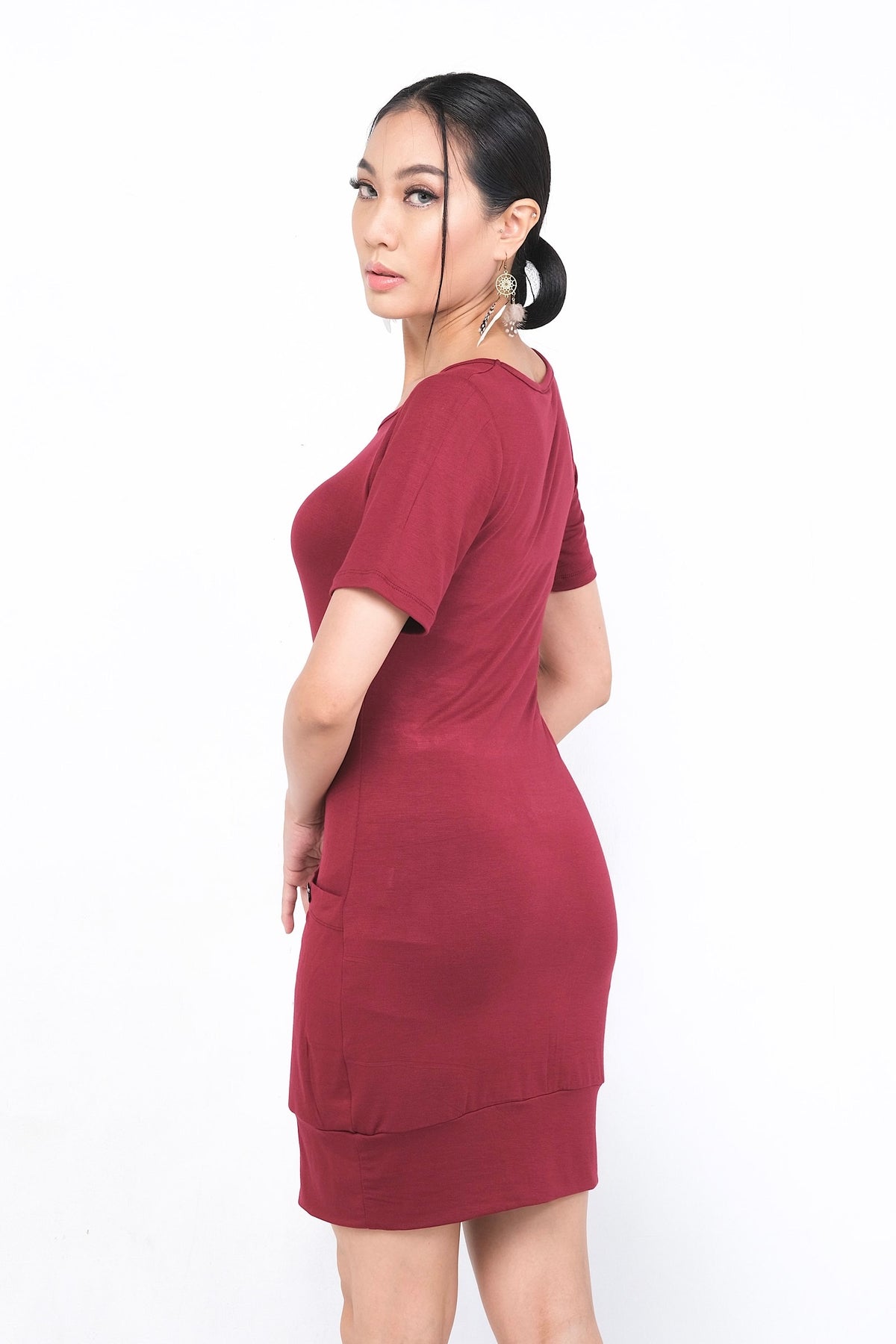 Robe Sylvianne en rayonne noire, simple et élégante, avec poches latérales pratiques, idéale pour un usage quotidien ou des occasions décontractées.
