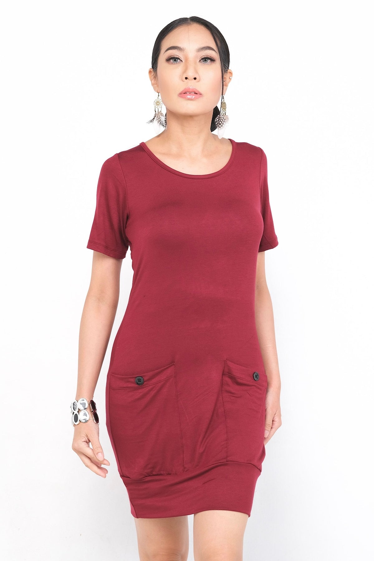 Robe Sylvianne en rayonne noire, simple et élégante, avec poches latérales pratiques, idéale pour un usage quotidien ou des occasions décontractées.