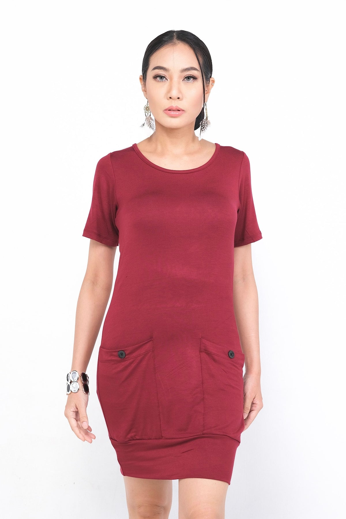 Robe Sylvianne en rayonne noire, simple et élégante, avec poches latérales pratiques, idéale pour un usage quotidien ou des occasions décontractées.