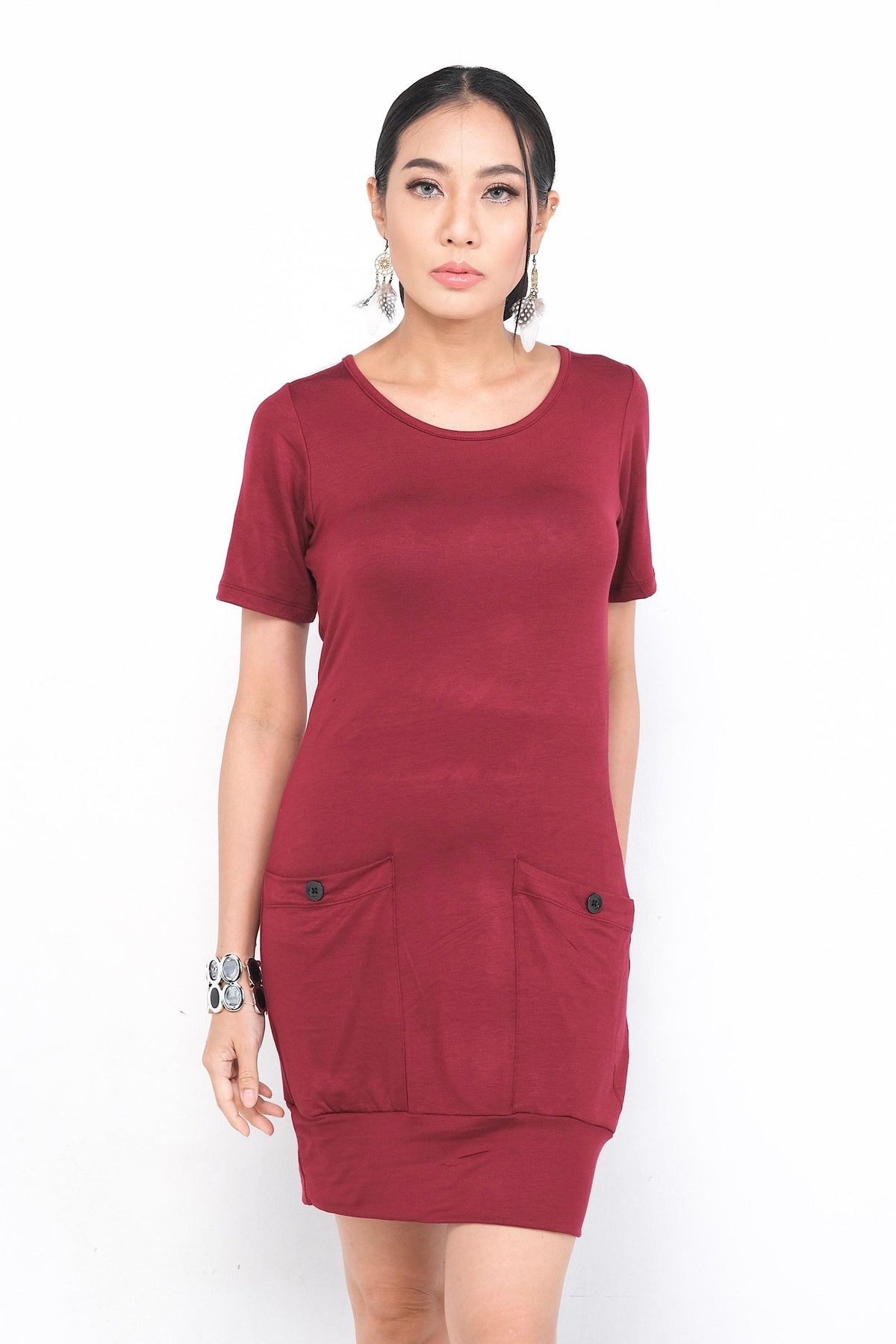 Robe Sylvianne en rayonne noire, simple et élégante, avec poches latérales pratiques, idéale pour un usage quotidien ou des occasions décontractées.