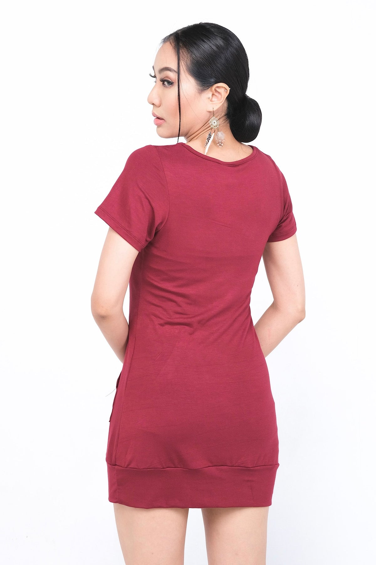 Robe Ophelianne noire en rayonne, coupe flatteuse pour toutes les silhouettes, parfaite pour des occasions décontractées ou chics.