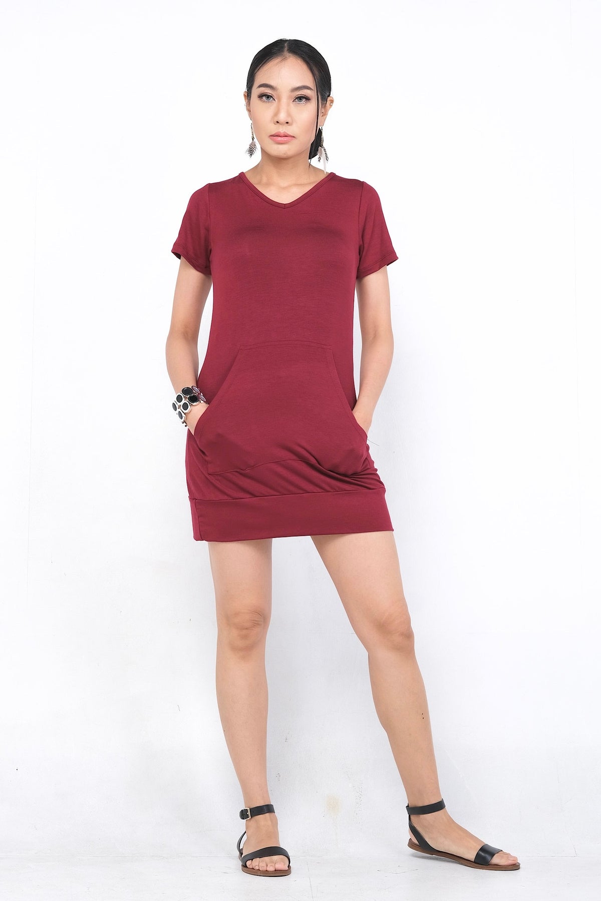 Robe Ophelianne noire en rayonne, coupe flatteuse pour toutes les silhouettes, parfaite pour des occasions décontractées ou chics.