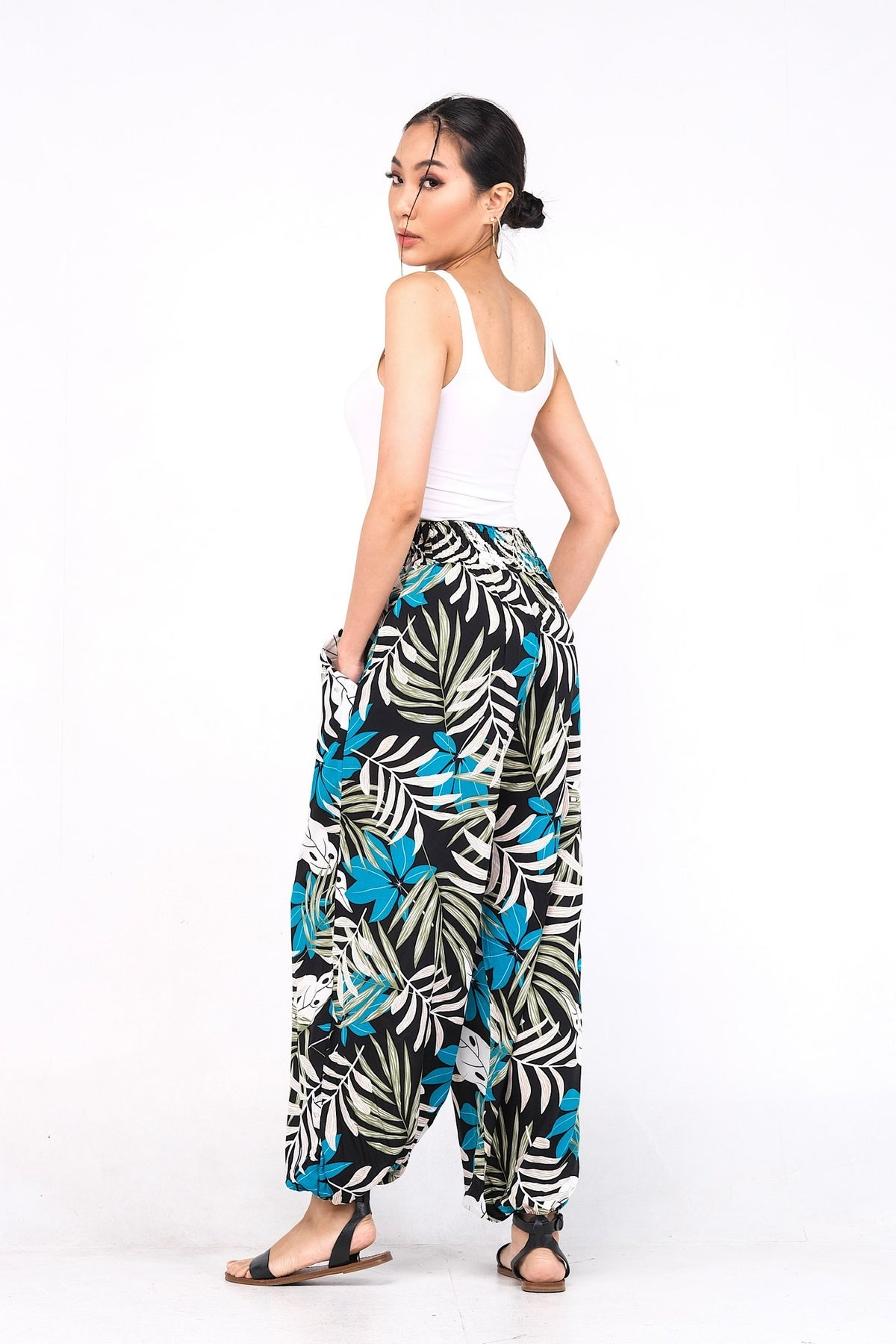 Pantalon en viscose légère, doté d'une ceinture élastique ornée de trois boutons. Idéal pour un confort estival avec ses chevilles élastiques.