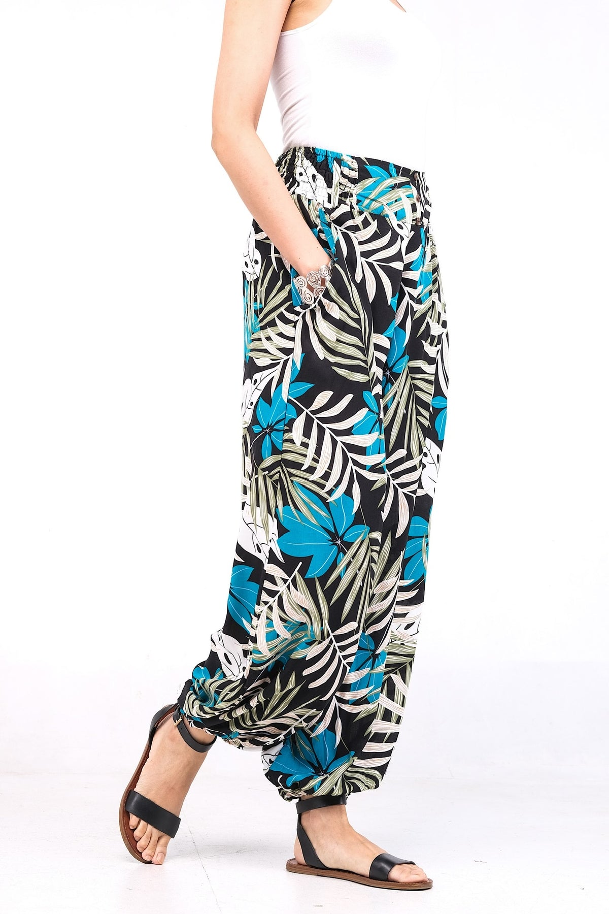 Pantalon en viscose légère, doté d'une ceinture élastique ornée de trois boutons. Idéal pour un confort estival avec ses chevilles élastiques.