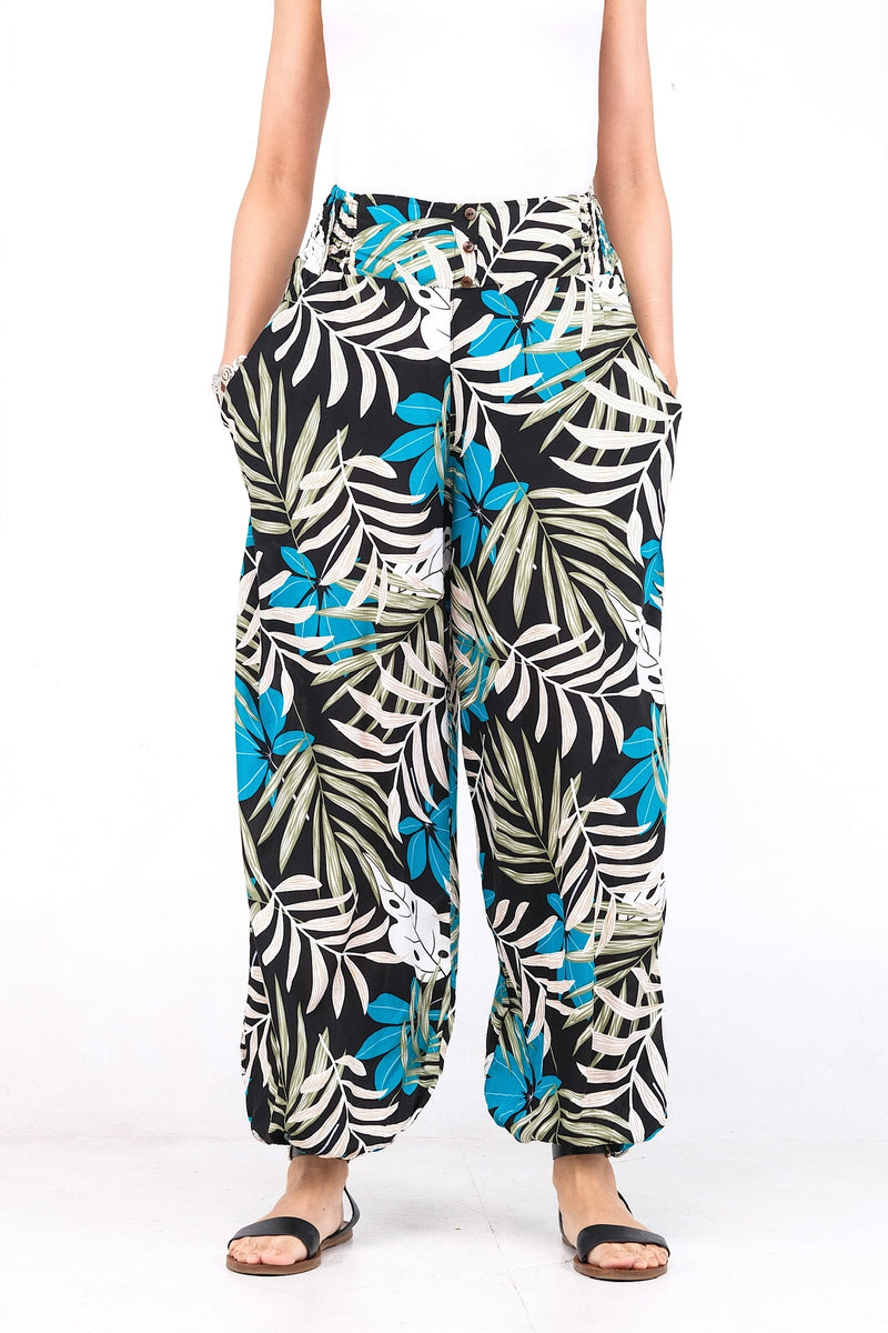 Pantalon en viscose légère, doté d'une ceinture élastique ornée de trois boutons. Idéal pour un confort estival avec ses chevilles élastiques.