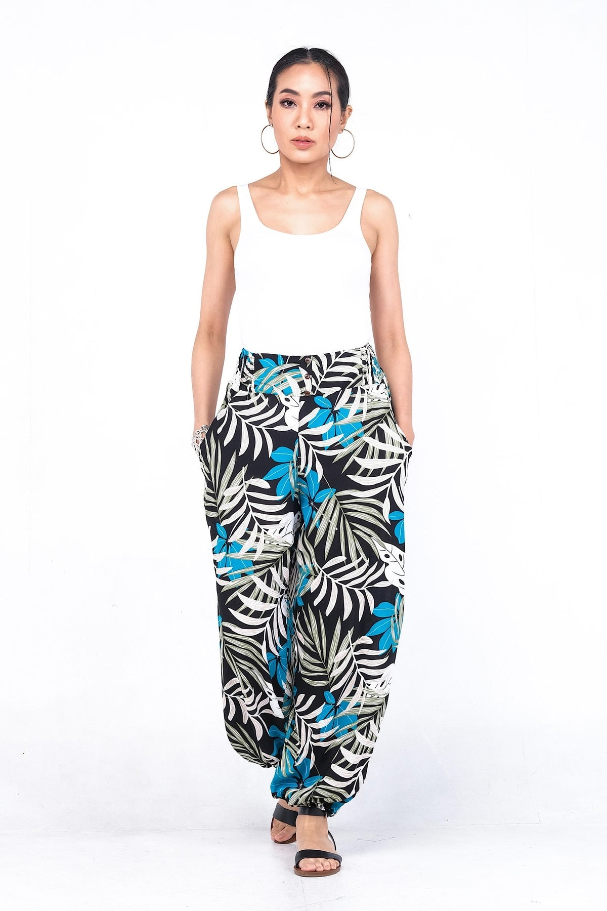 Pantalon en viscose légère, doté d'une ceinture élastique ornée de trois boutons. Idéal pour un confort estival avec ses chevilles élastiques.