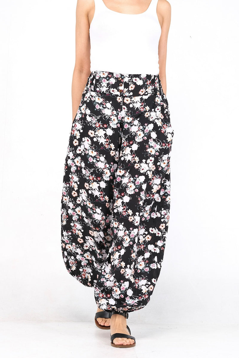 Pantalon en viscose légère, doté d'une ceinture élastique ornée de trois boutons. Idéal pour un confort estival avec ses chevilles élastiques.