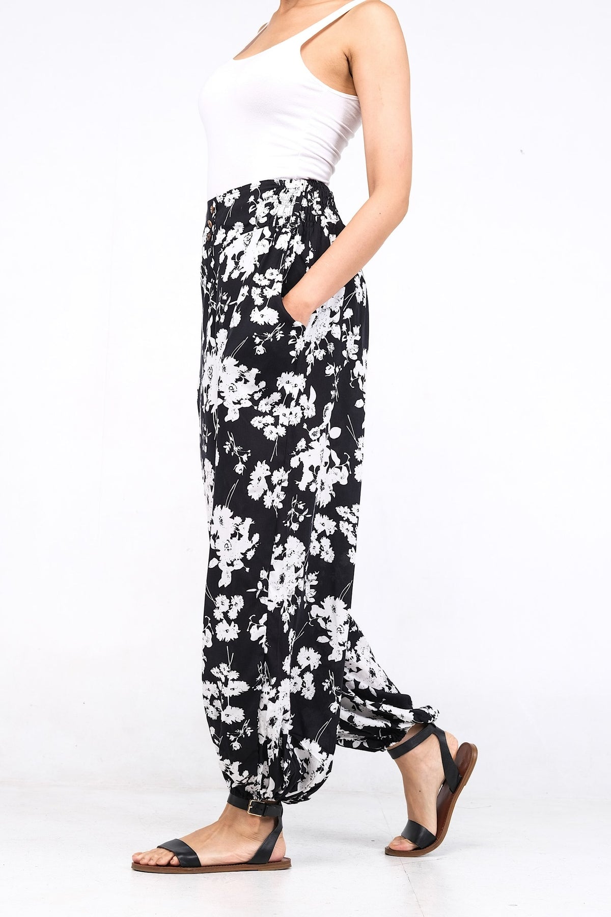 Pantalon en viscose légère, doté d'une ceinture élastique ornée de trois boutons. Idéal pour un confort estival avec ses chevilles élastiques.