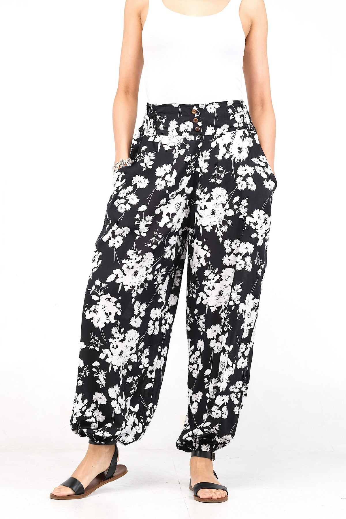 Pantalon en viscose légère, doté d'une ceinture élastique ornée de trois boutons. Idéal pour un confort estival avec ses chevilles élastiques.