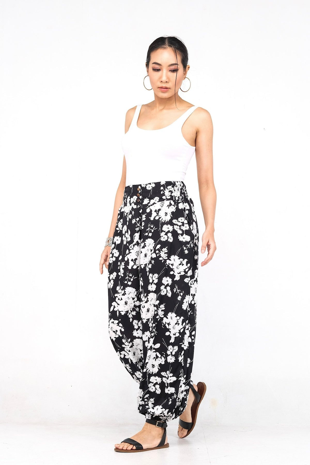 Pantalon en viscose légère, doté d'une ceinture élastique ornée de trois boutons. Idéal pour un confort estival avec ses chevilles élastiques.