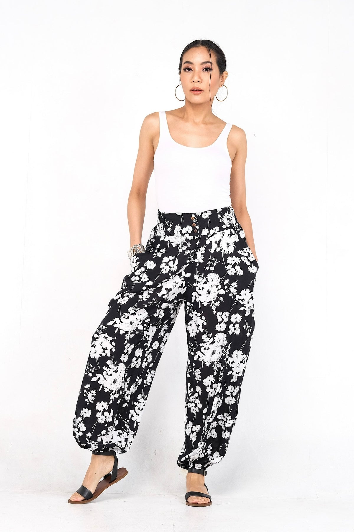 Pantalon en viscose légère, doté d'une ceinture élastique ornée de trois boutons. Idéal pour un confort estival avec ses chevilles élastiques.