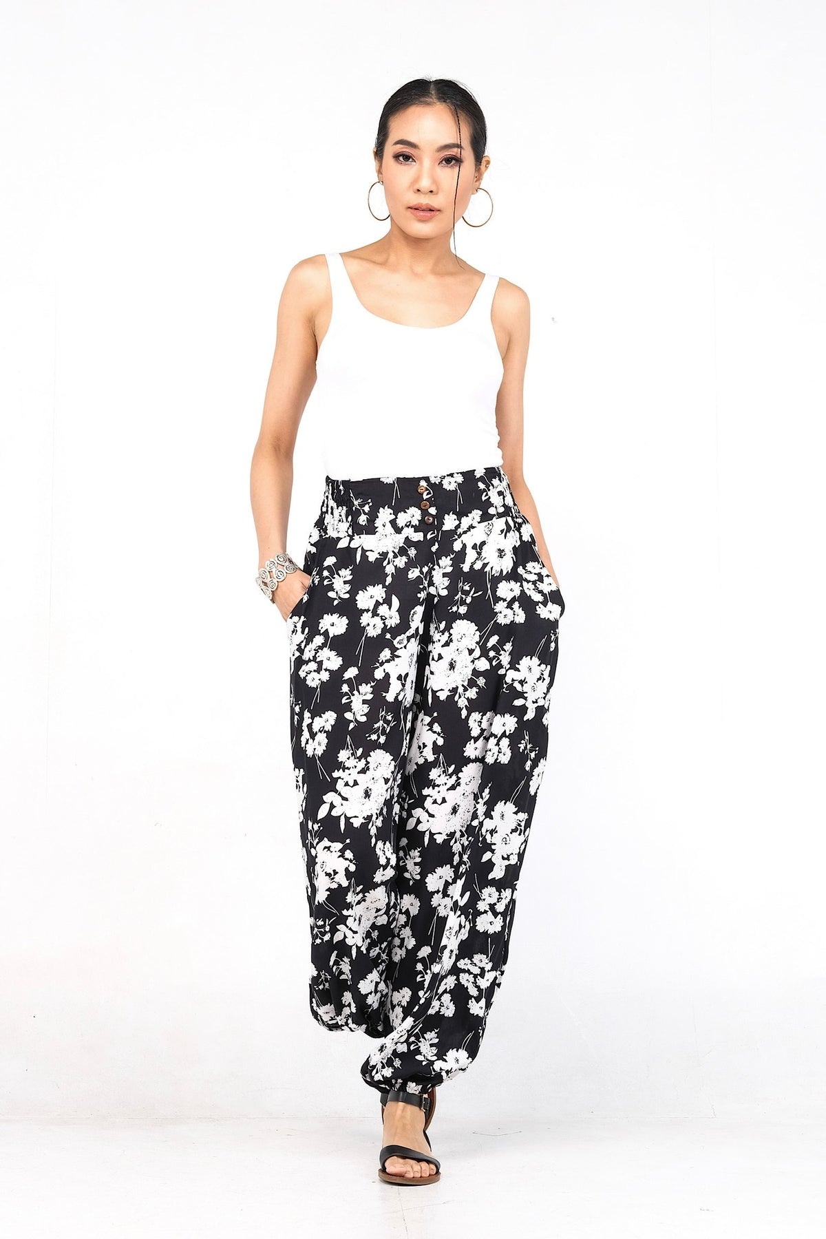 Pantalon en viscose légère, doté d'une ceinture élastique ornée de trois boutons. Idéal pour un confort estival avec ses chevilles élastiques.