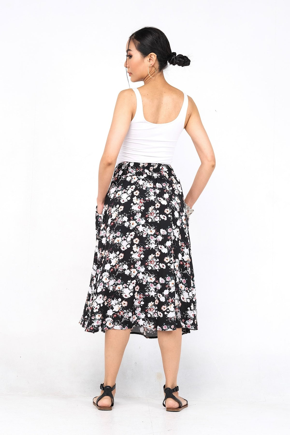 Jupe ample en viscose légère, parfaite pour le confort estival avec sa taille élastique et ses poches pratiques.