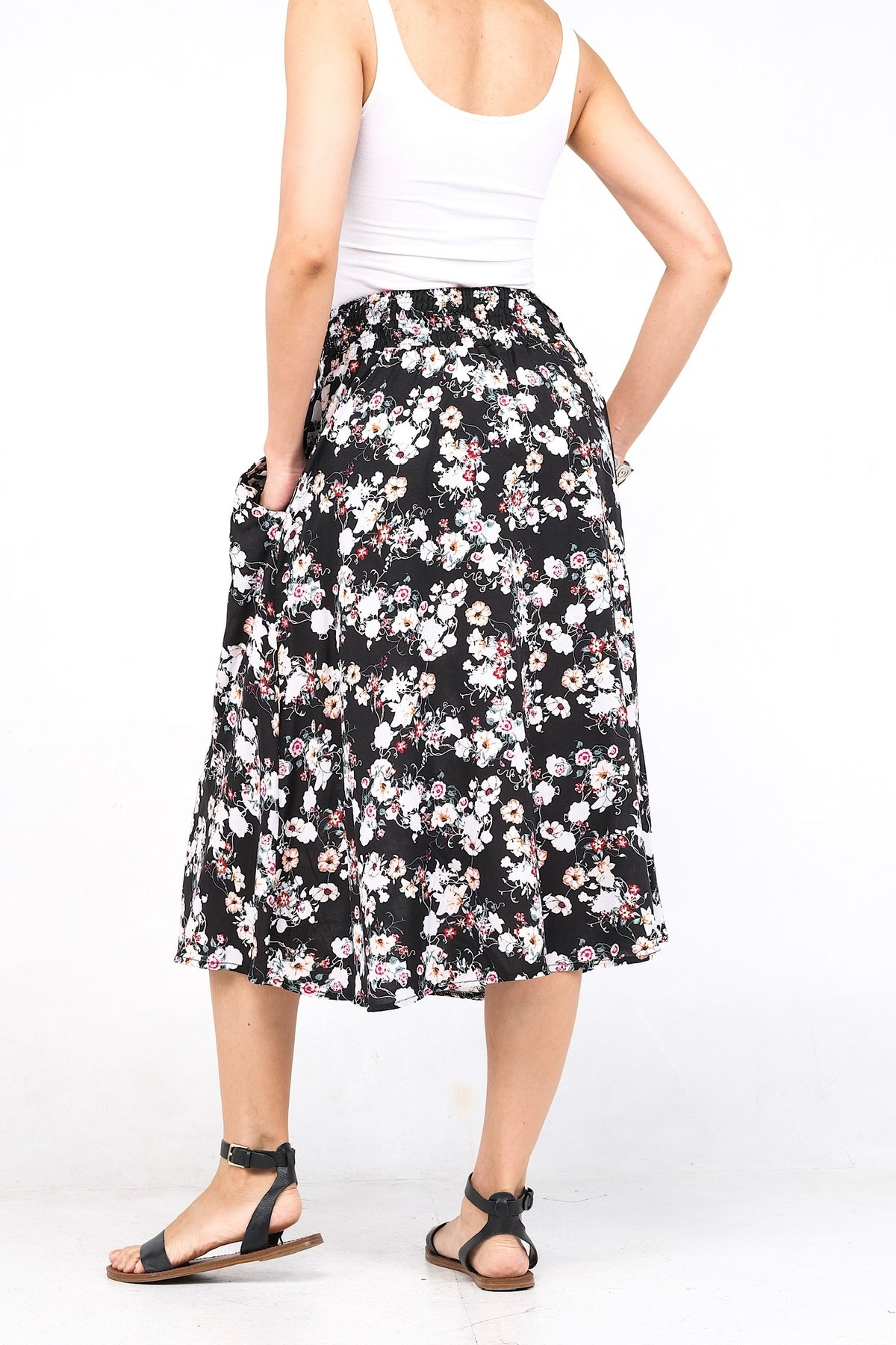 Jupe ample en viscose légère, parfaite pour le confort estival avec sa taille élastique et ses poches pratiques.