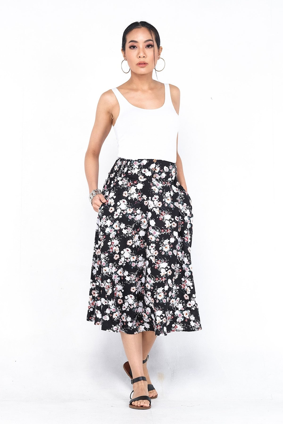 Jupe ample en viscose légère, parfaite pour le confort estival avec sa taille élastique et ses poches pratiques.