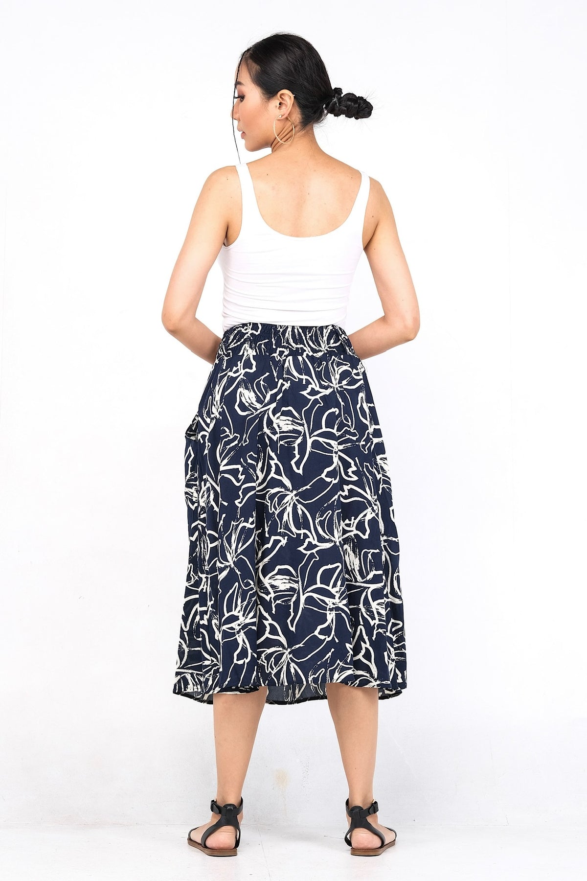 Jupe ample en viscose légère, parfaite pour le confort estival avec sa taille élastique et ses poches pratiques.