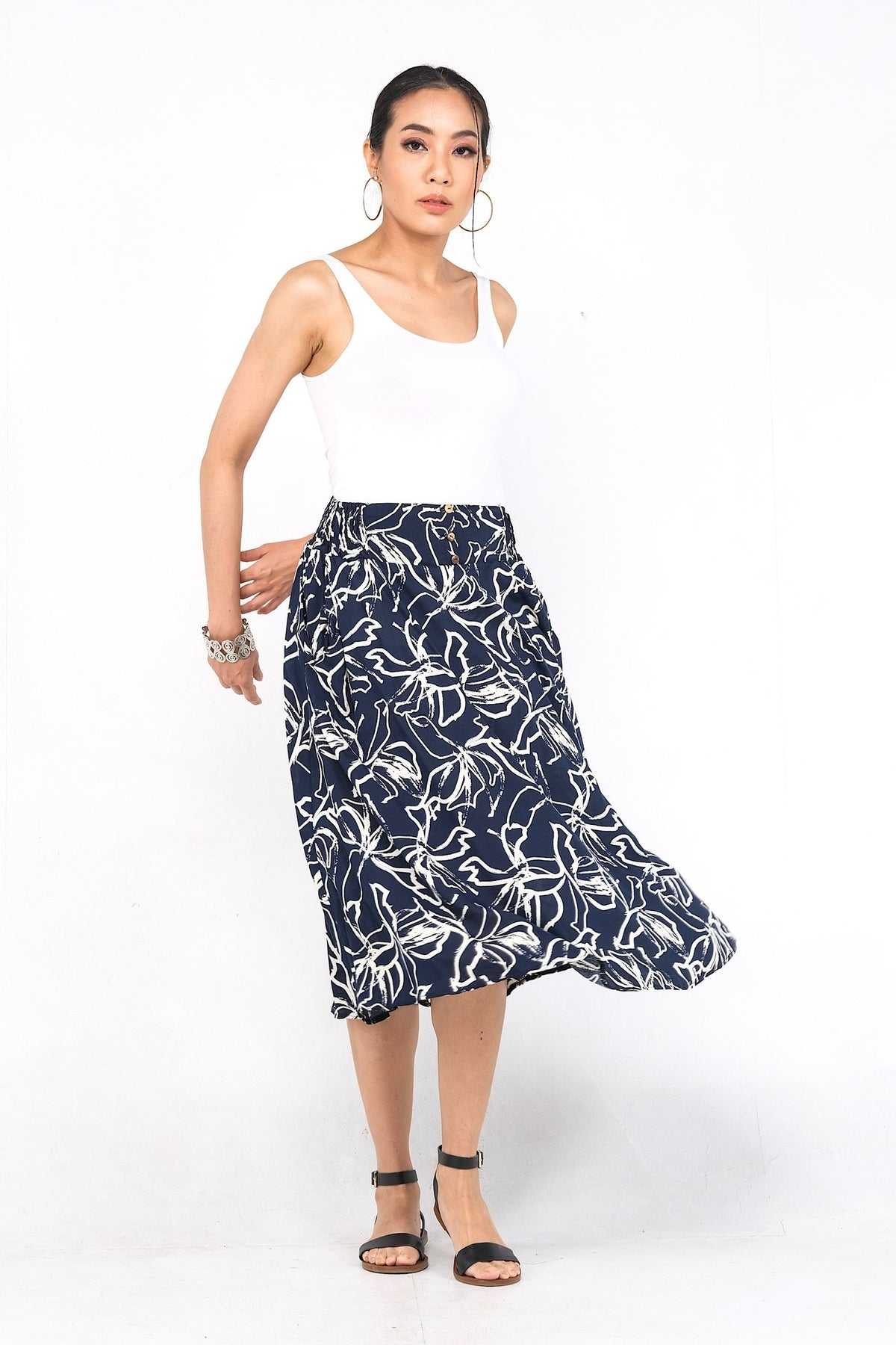 Jupe ample en viscose légère, parfaite pour le confort estival avec sa taille élastique et ses poches pratiques.