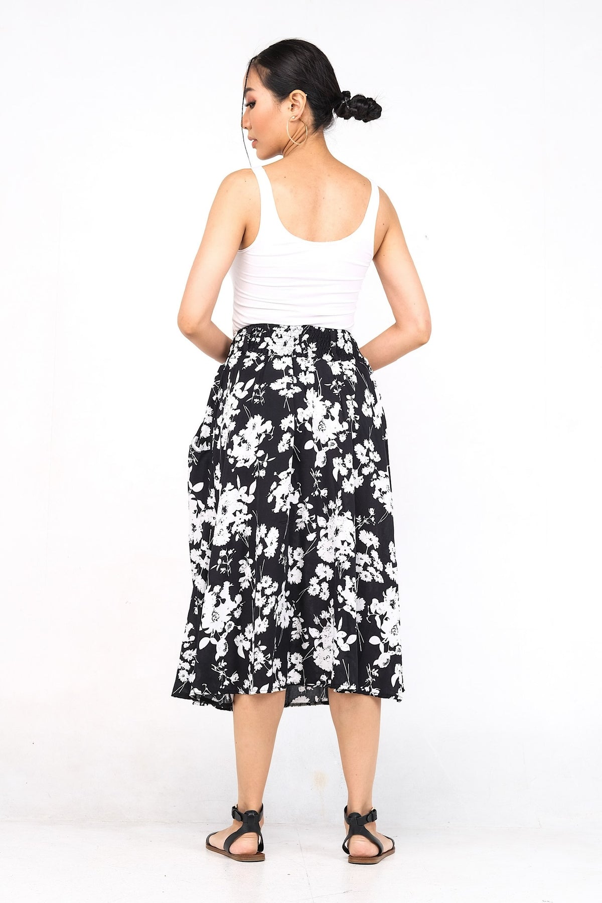 Jupe ample en viscose légère, parfaite pour le confort estival avec sa taille élastique et ses poches pratiques.