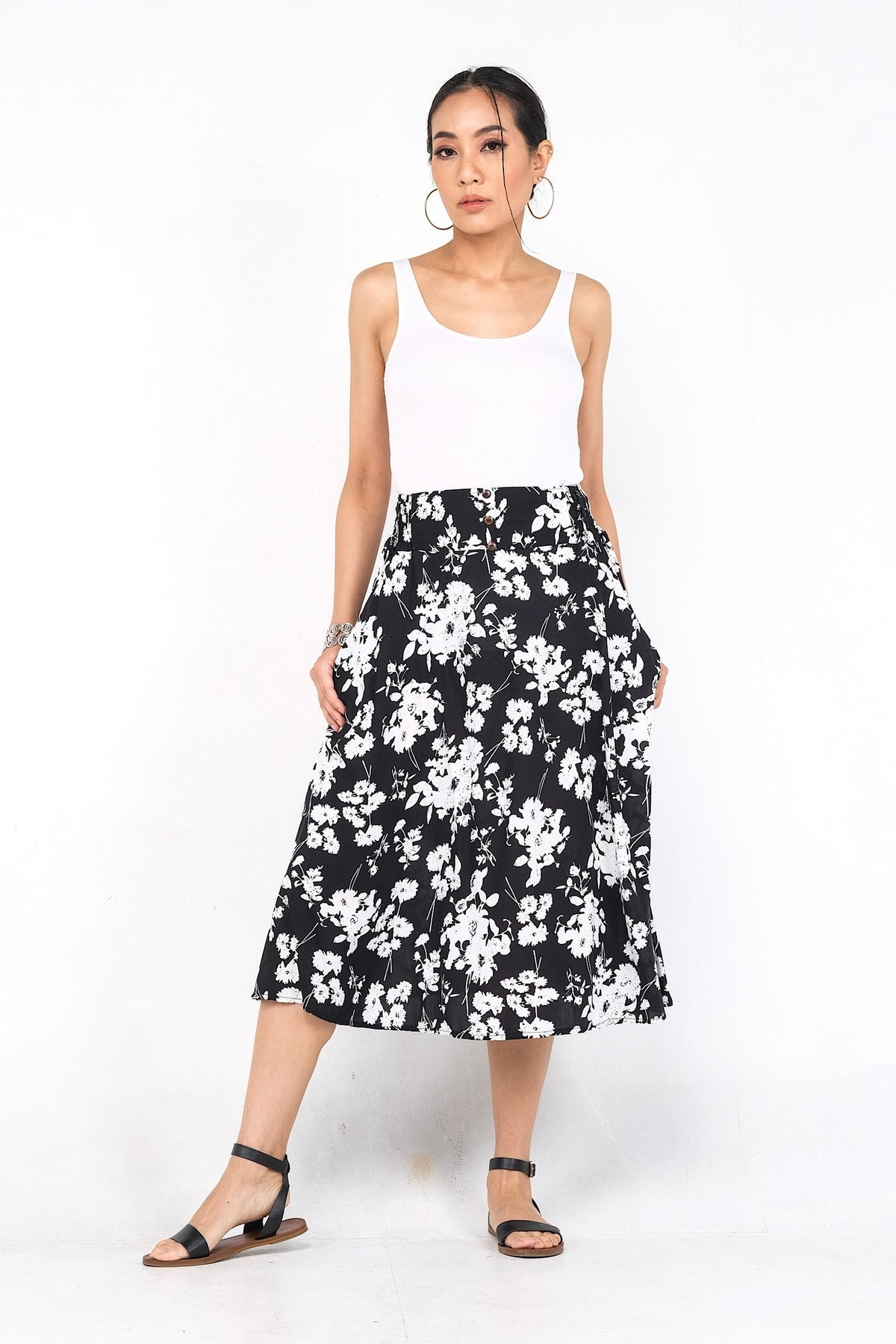 Jupe ample en viscose légère, parfaite pour le confort estival avec sa taille élastique et ses poches pratiques.