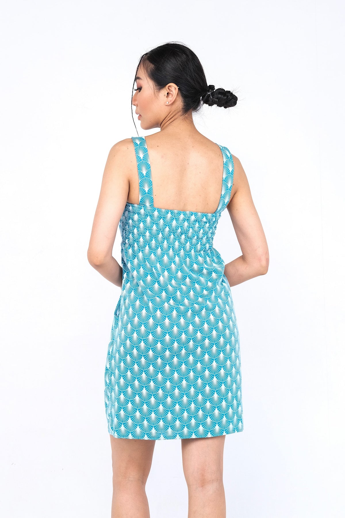 Coupe classique, en coton, se porte à merveille avec sandales, sneakers ou chaussures à talon haut pour un look plus chic. Un «must» pour votre garde-robe printemps été.