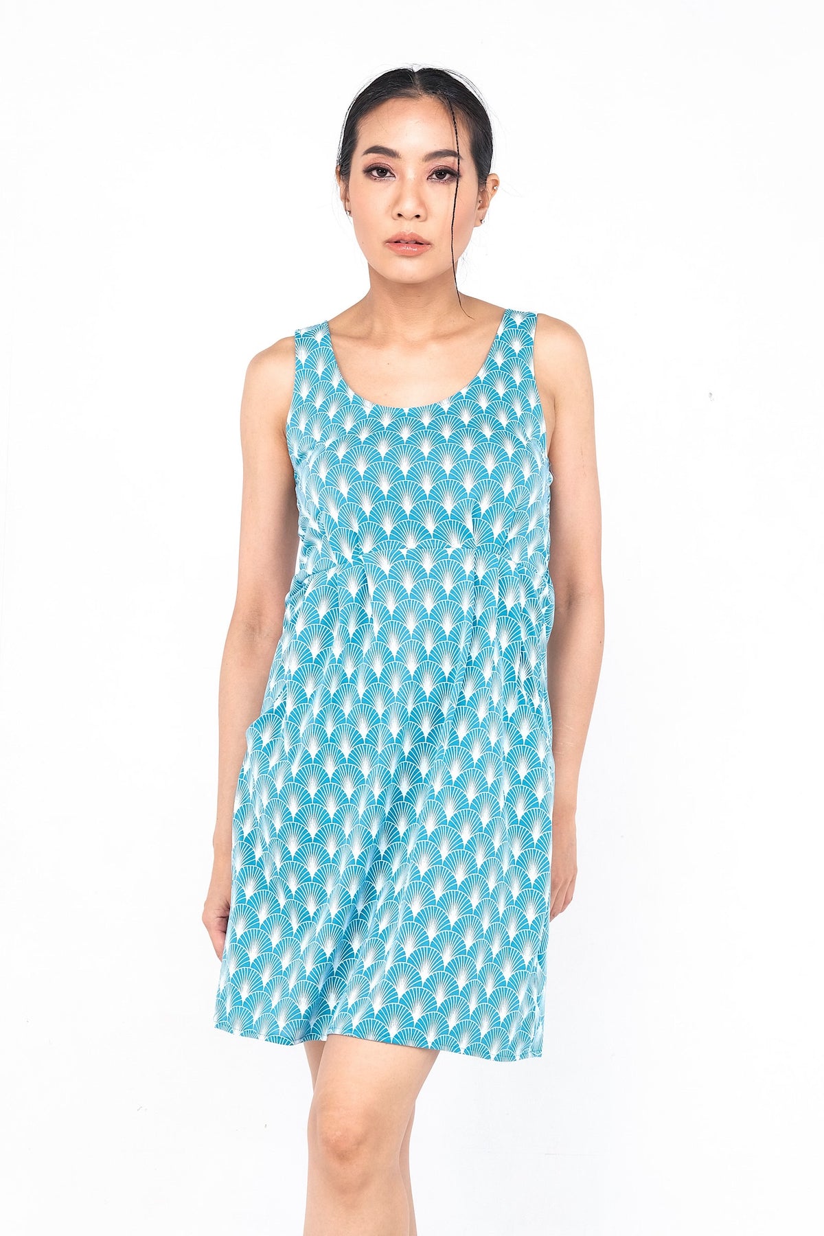 Coupe classique, en coton, se porte à merveille avec sandales, sneakers ou chaussures à talon haut pour un look plus chic. Un «must» pour votre garde-robe printemps été.