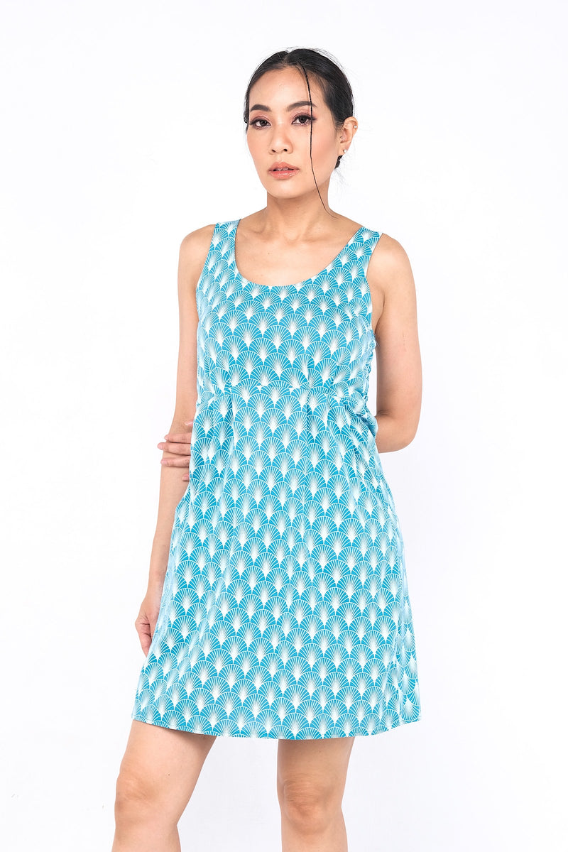 Coupe classique, en coton, se porte à merveille avec sandales, sneakers ou chaussures à talon haut pour un look plus chic. Un «must» pour votre garde-robe printemps été.