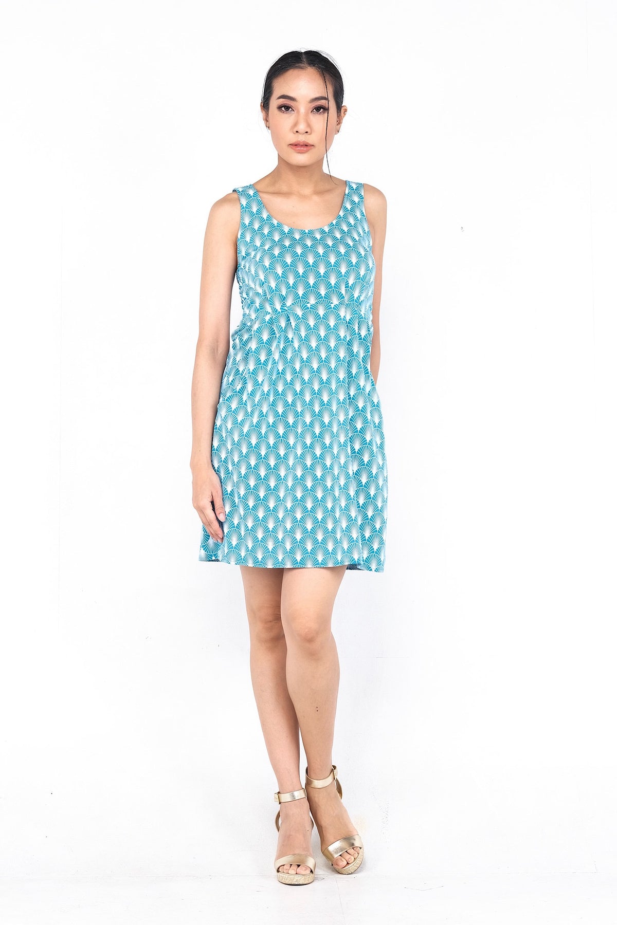 Coupe classique, en coton, se porte à merveille avec sandales, sneakers ou chaussures à talon haut pour un look plus chic. Un «must» pour votre garde-robe printemps été.
