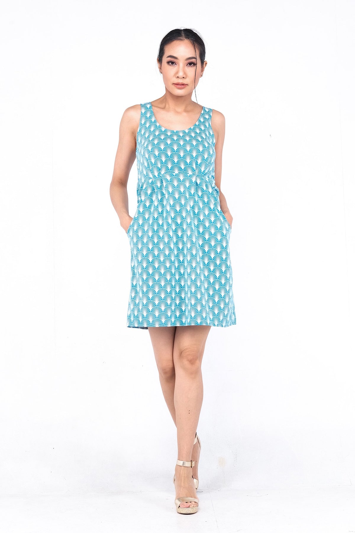 Coupe classique, en coton, se porte à merveille avec sandales, sneakers ou chaussures à talon haut pour un look plus chic. Un «must» pour votre garde-robe printemps été.