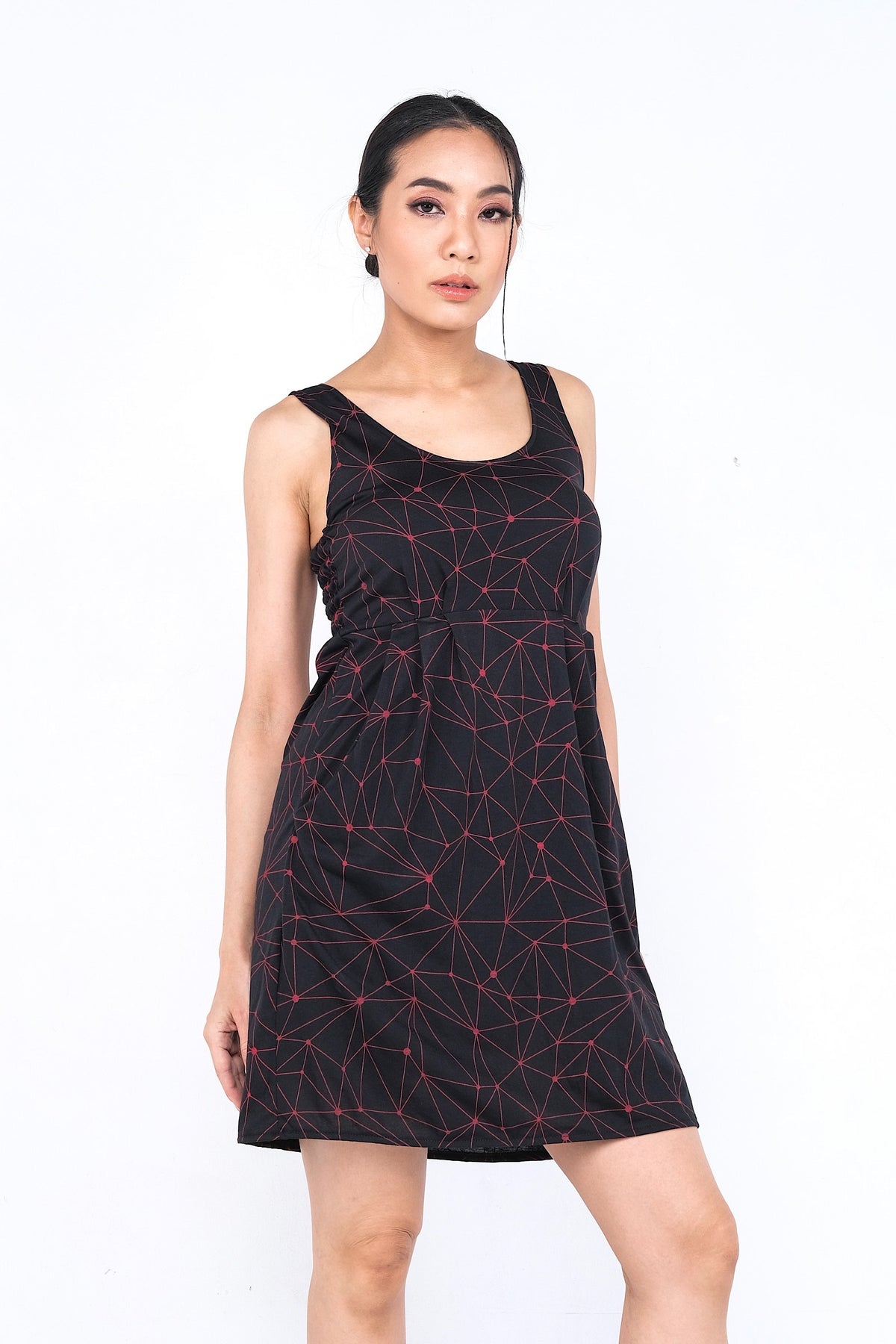 Coupe classique, en coton, se porte à merveille avec sandales, sneakers ou chaussures à talon haut pour un look plus chic. Un «must» pour votre garde-robe printemps été.