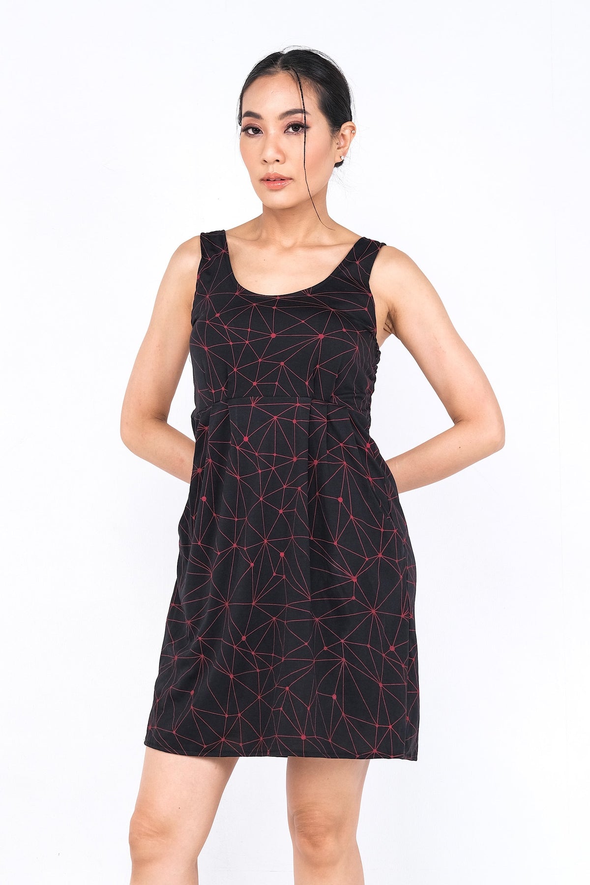 Coupe classique, en coton, se porte à merveille avec sandales, sneakers ou chaussures à talon haut pour un look plus chic. Un «must» pour votre garde-robe printemps été.